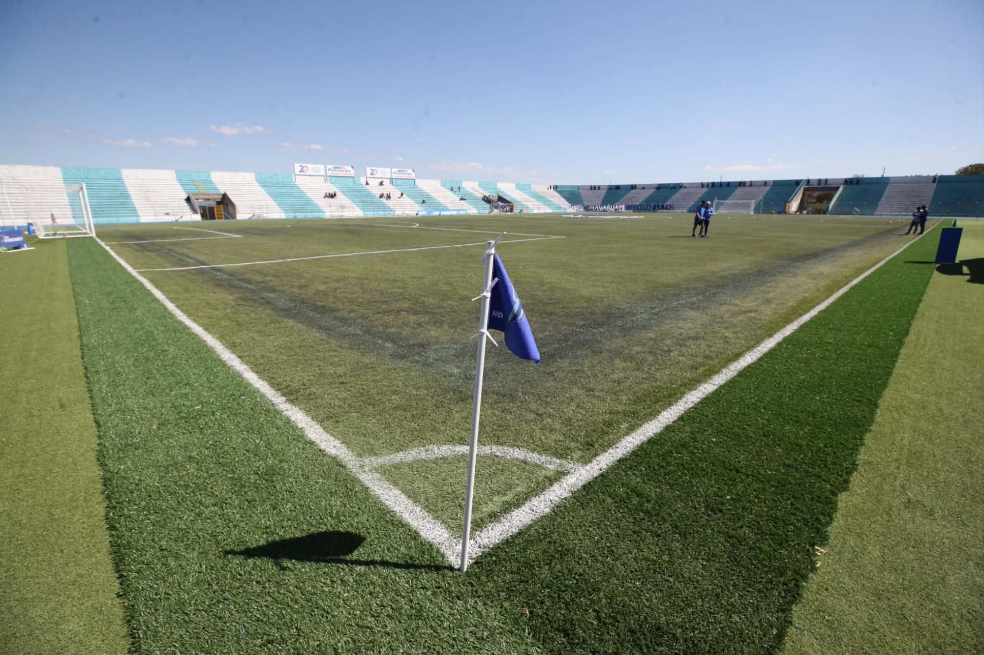 Asi lucen las condiciones del césped artificial del escenario deportivo.