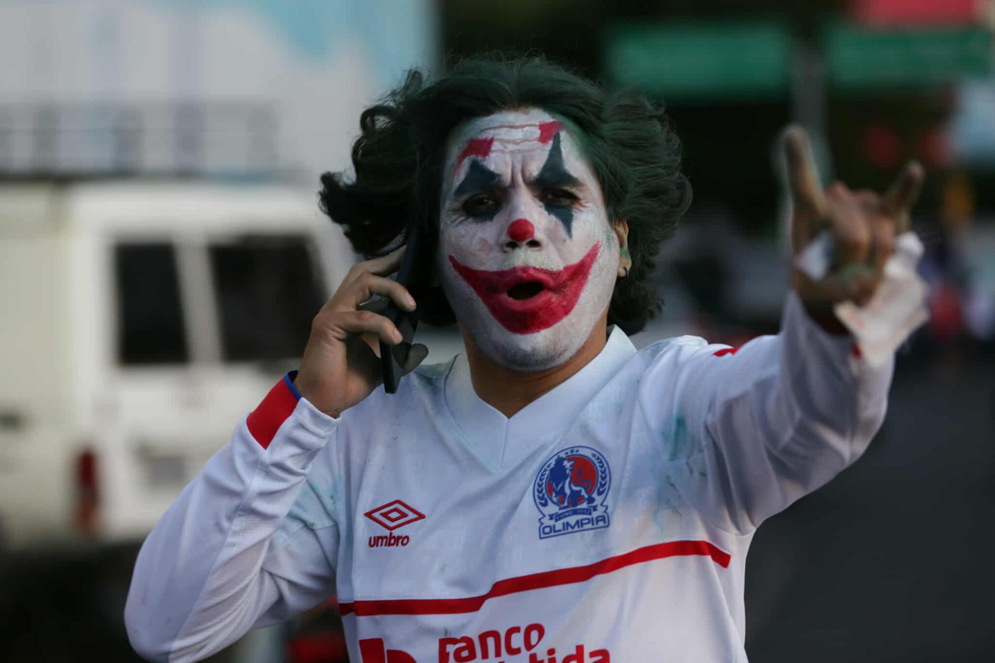 Los aficionados llevan sus looks más locos al estadio Nacional de Tegucigalpa. FOTO: Emilio Flores / DIEZ.HN