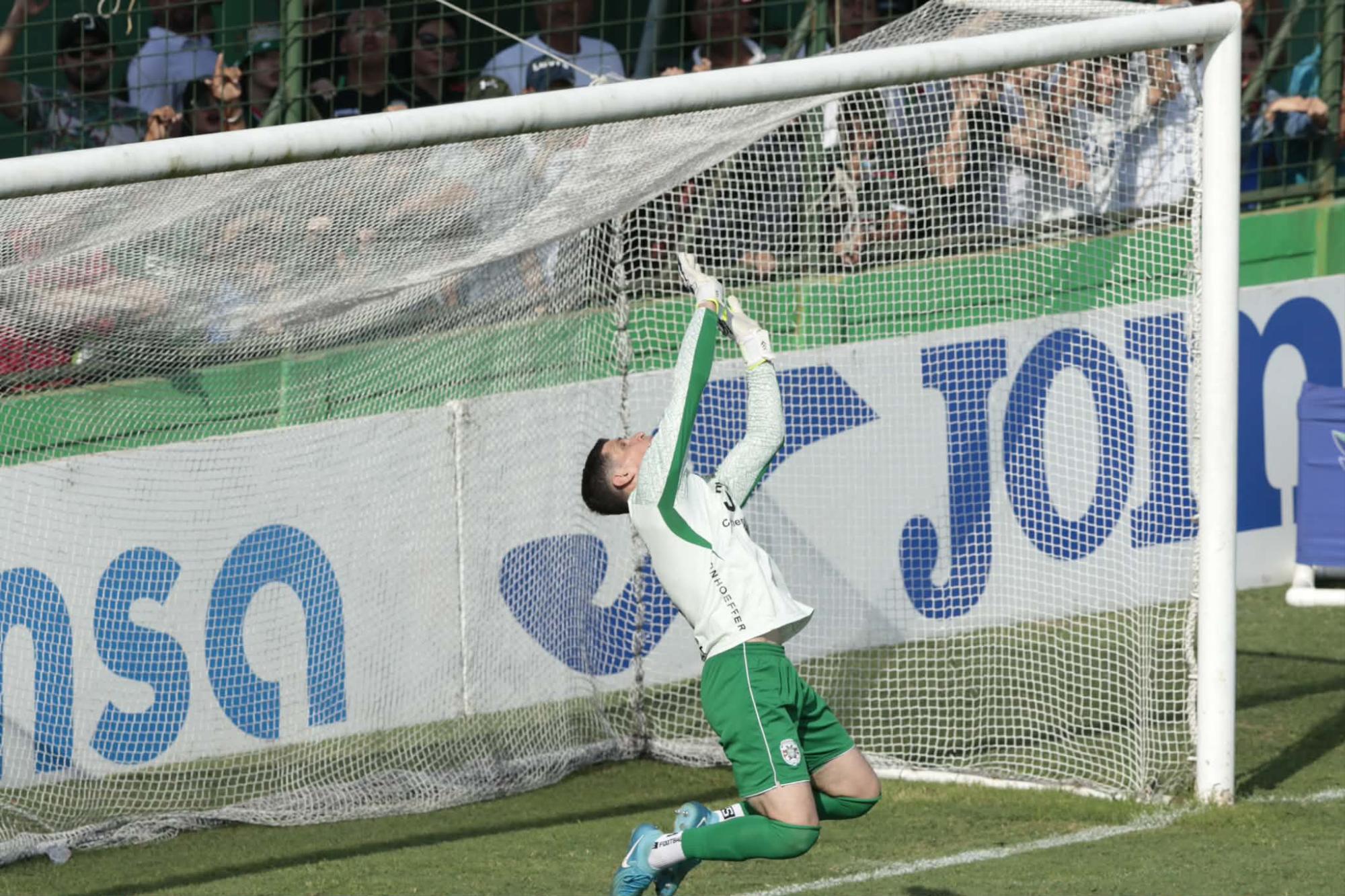 Jonathan Rougier luciéndose tras remate potente de José Pinto.