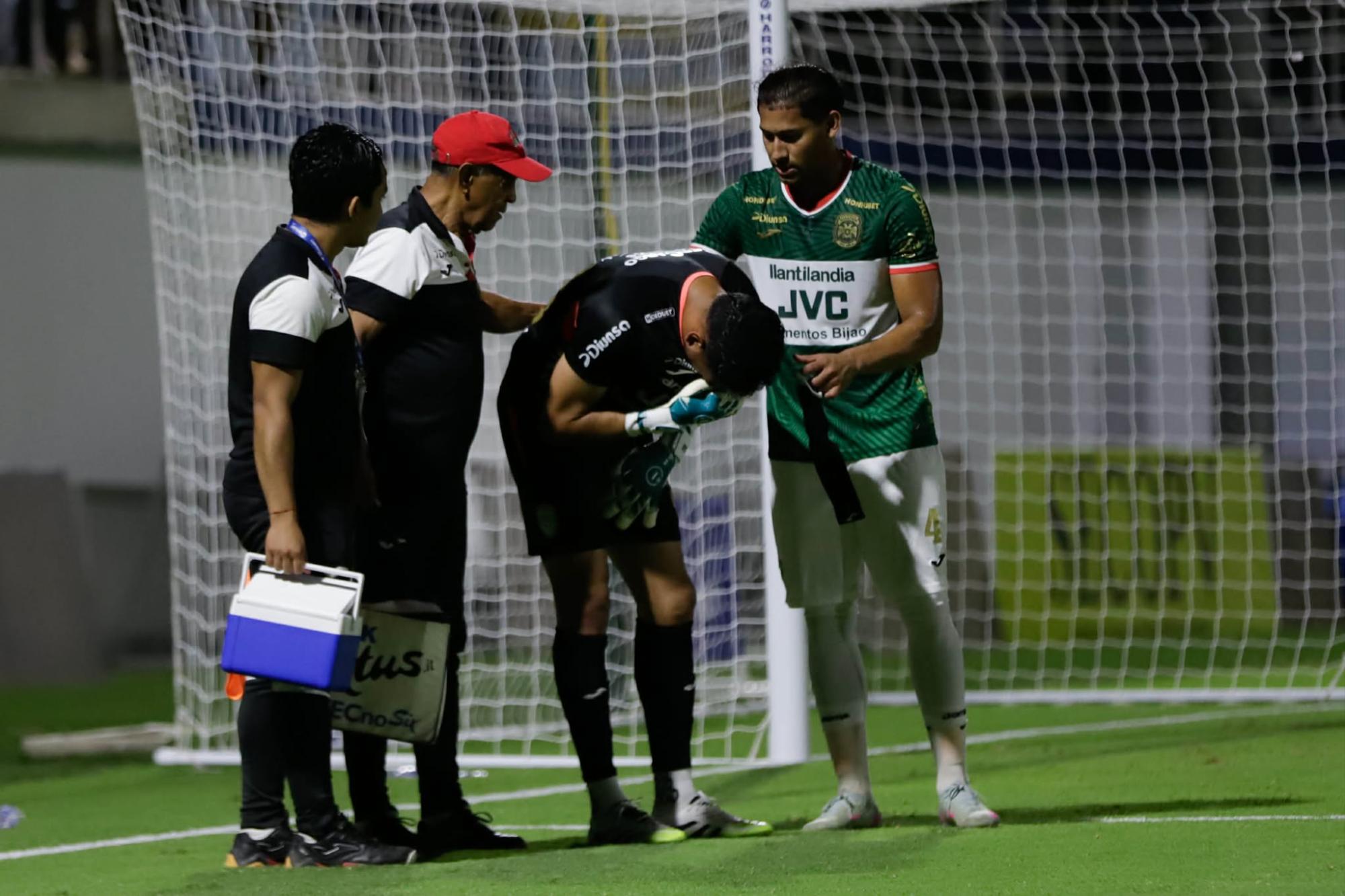 César Samudio se marchó de la cancha entre lágrimas. FOTO: Emilio Flores / DIEZ.HN