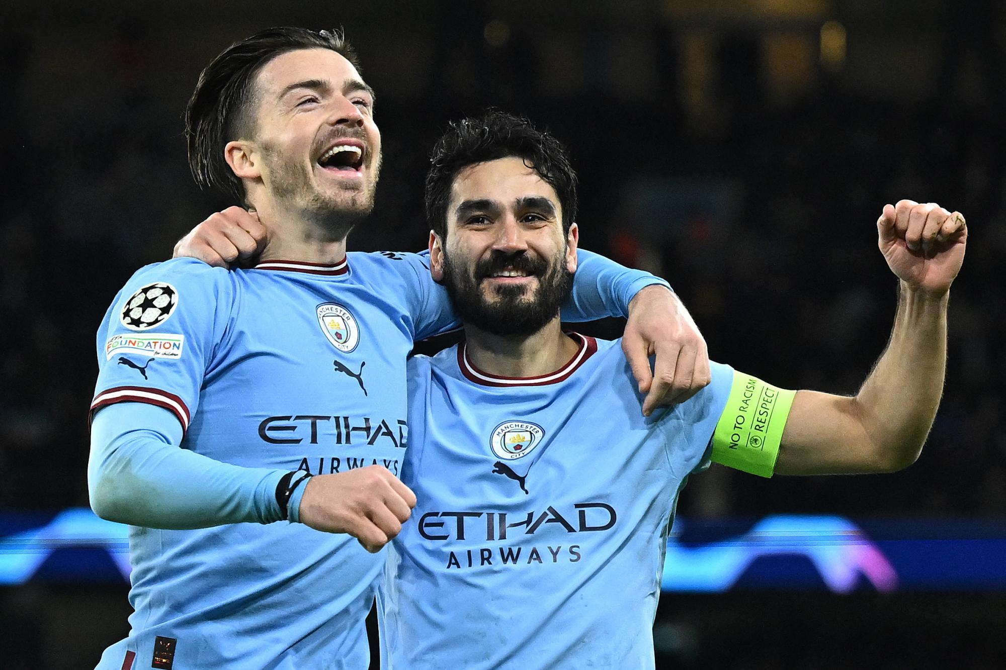 Gundogan celebrando un tanto con Grealish en el Manchester City.