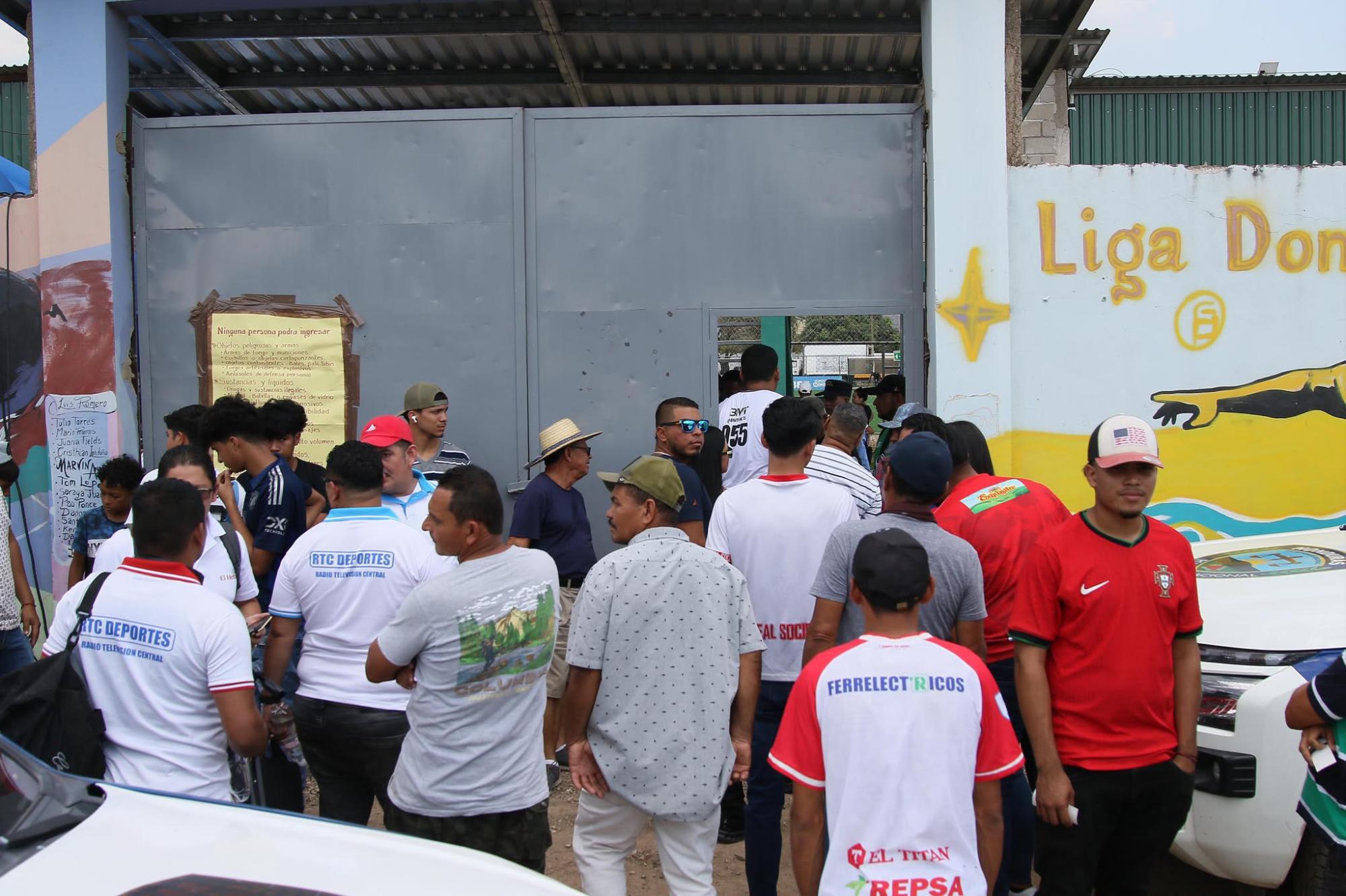 Aficionados ingresan al estadio Óscar Peralta.