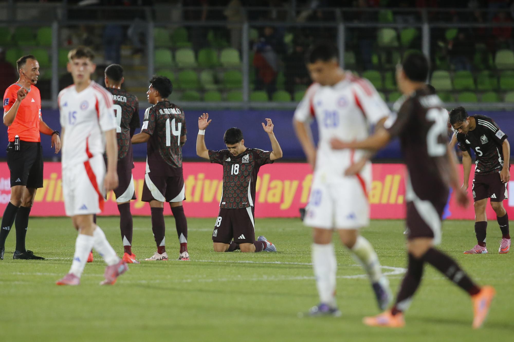 Obed Vargas (c) de México reacciona este martes, al final de un partido de octavos de final de la Copa Mundial Sub-20 entre Chile y México.