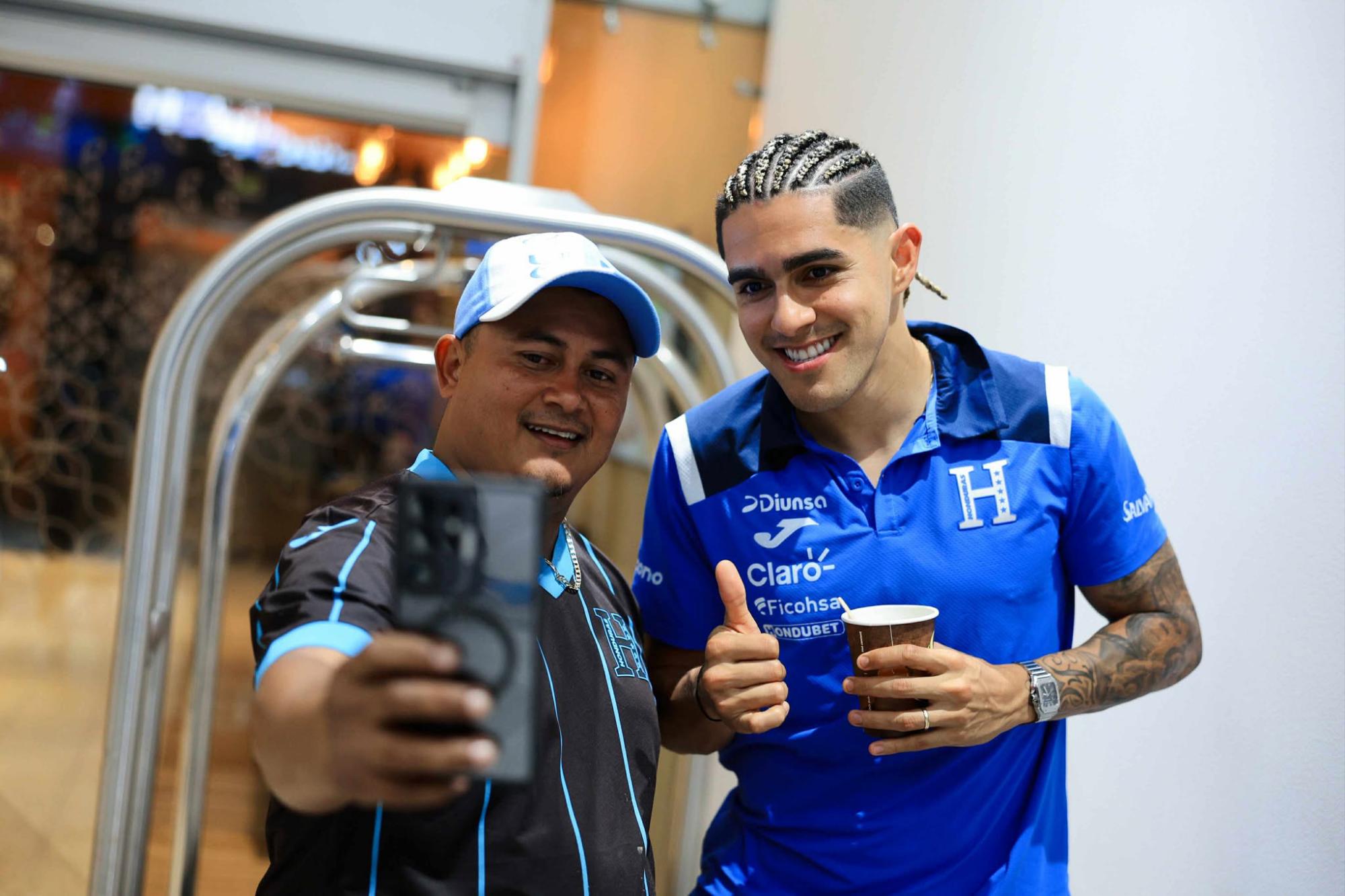 Luis Palma atendió a los hondureños que estaban esperándolos en el lobby del hotel. FOTO: Yoseph Amaya / DIEZ.HN.