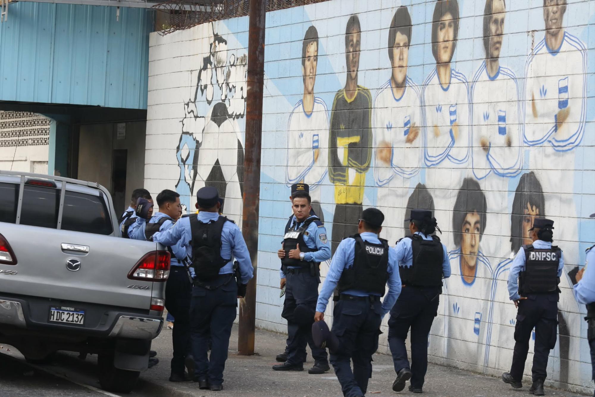 La policía que resguardará el partido ha llegado desde tempranas horas.