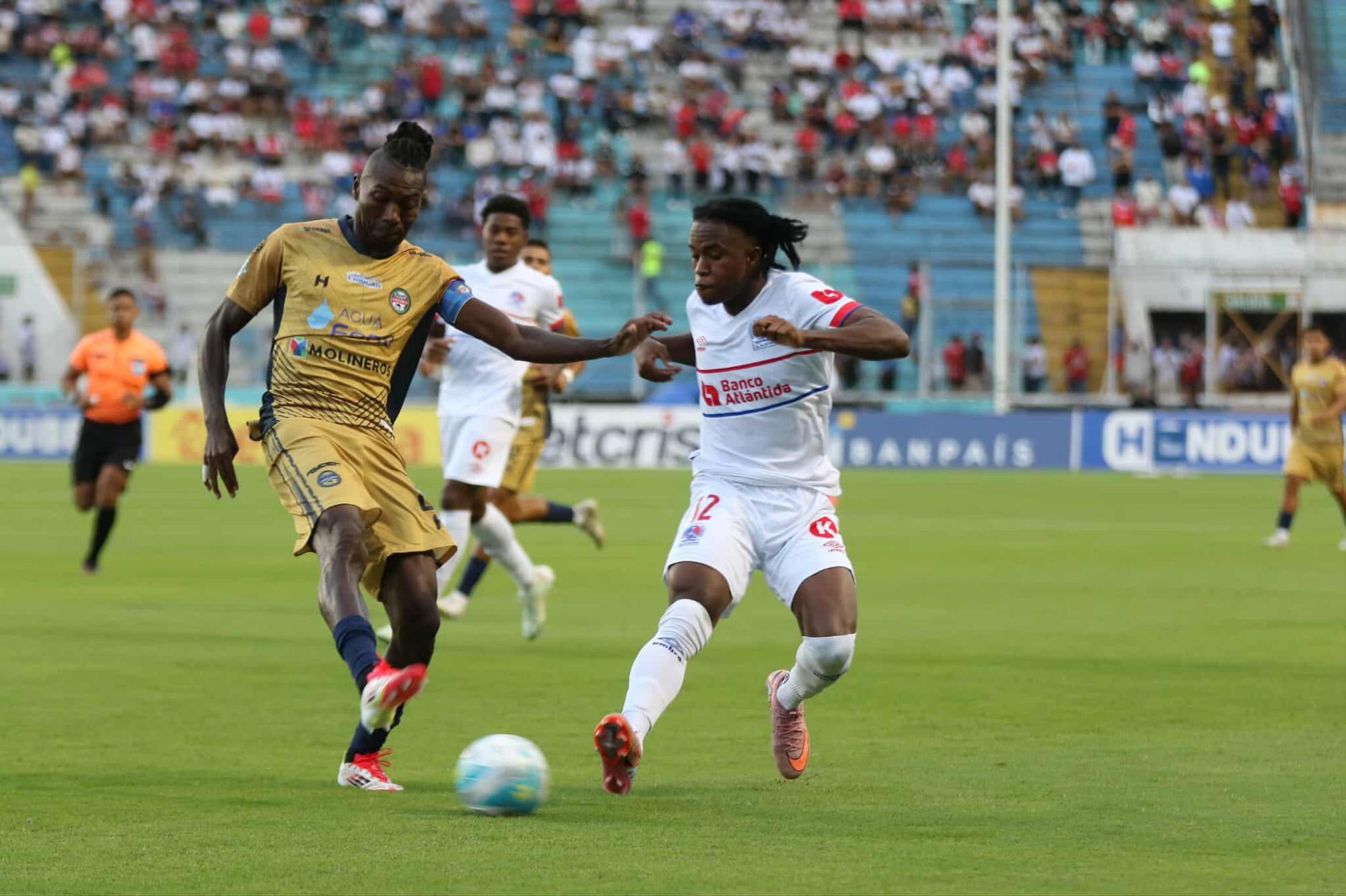 Maynor Arzú marcando a Brayan Bernández, futbolista del CD Choloma.