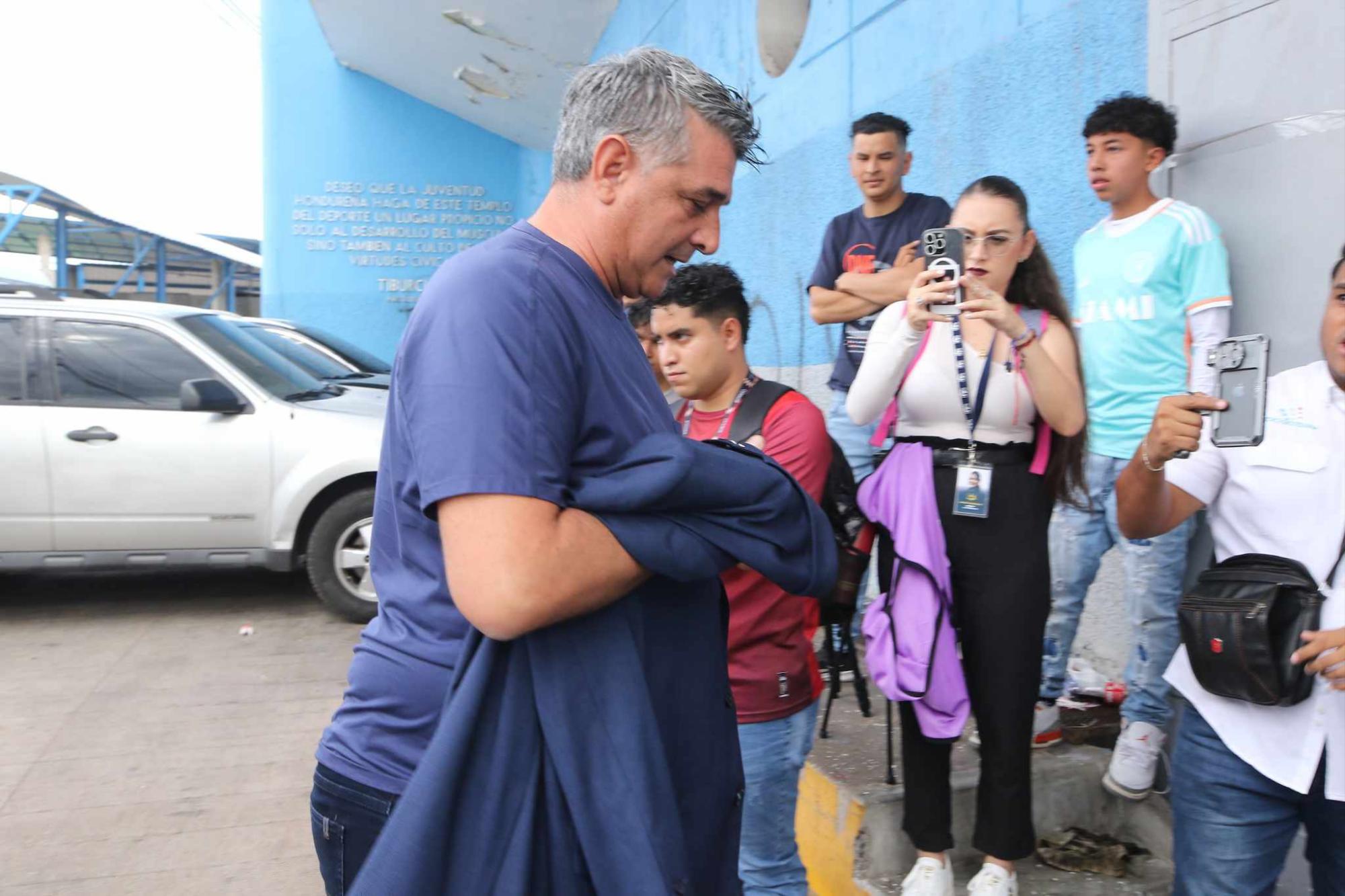 Diego Vázquez, técnico de Motagua, al momento de ingresar al estadio.