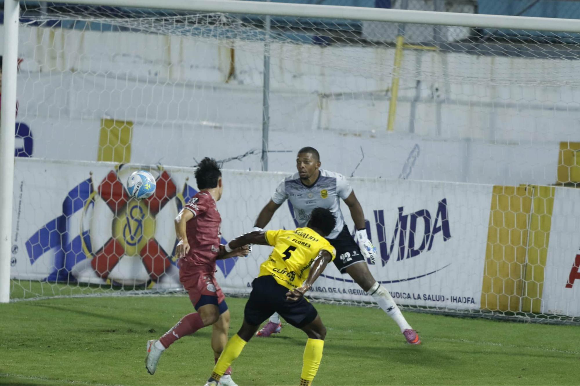 Así anotó Jefryn Macías el primer gol de Motagua en el encuentro. Foto Neptalí Romero.