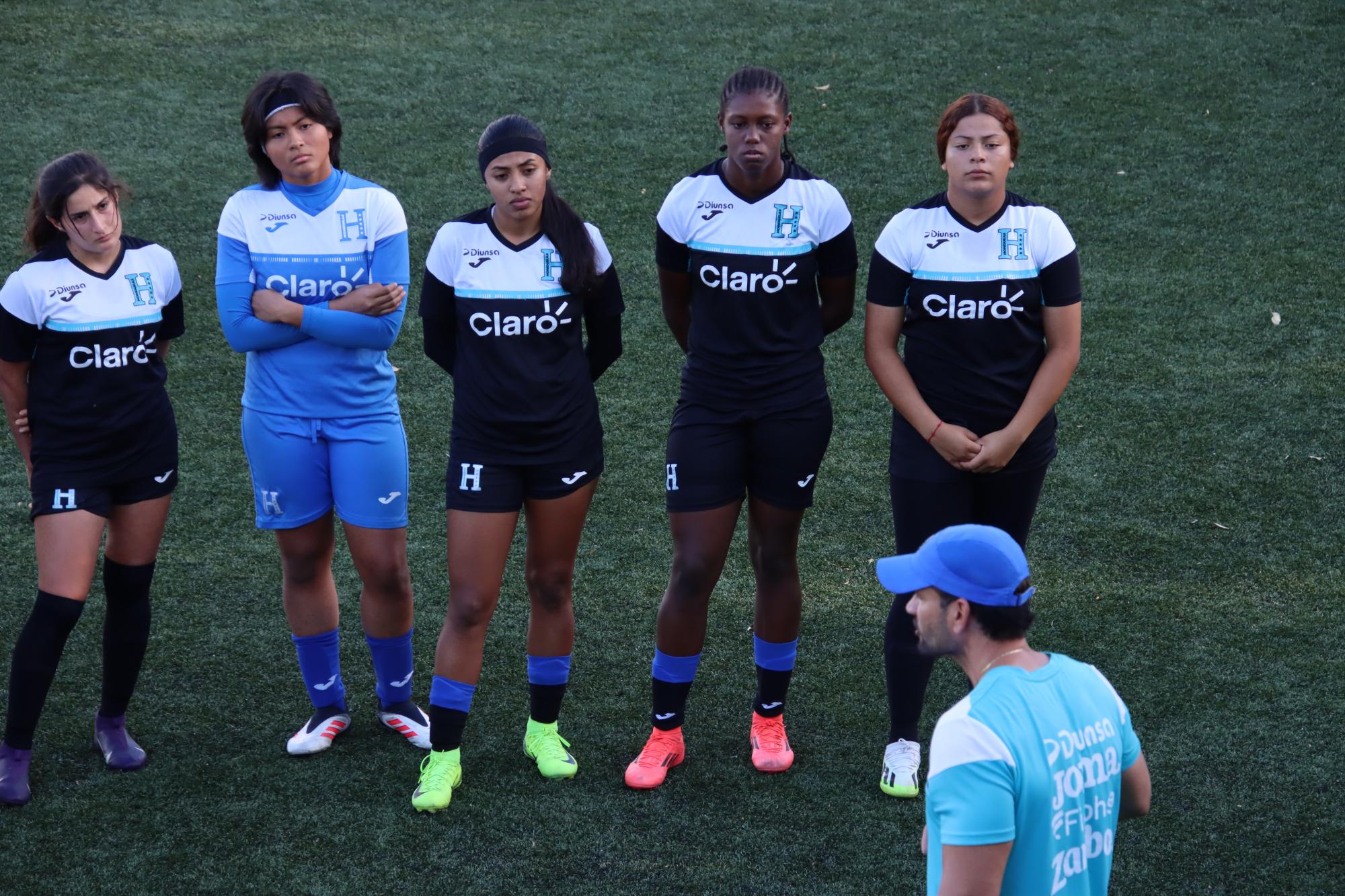Las chicas seleccionadas poniendo atención a lo que dice Mario Abadía.