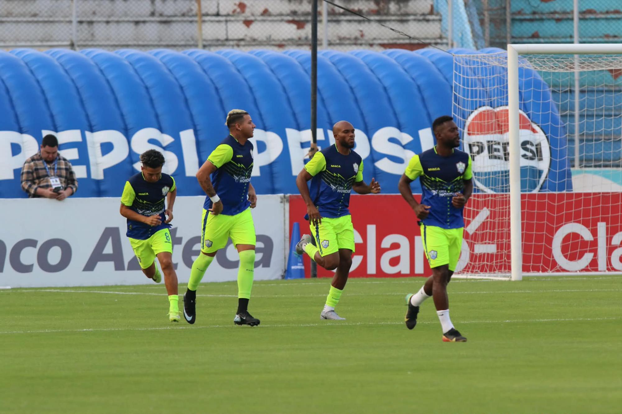 Al calentamiento los jugadores de Olancho FC.