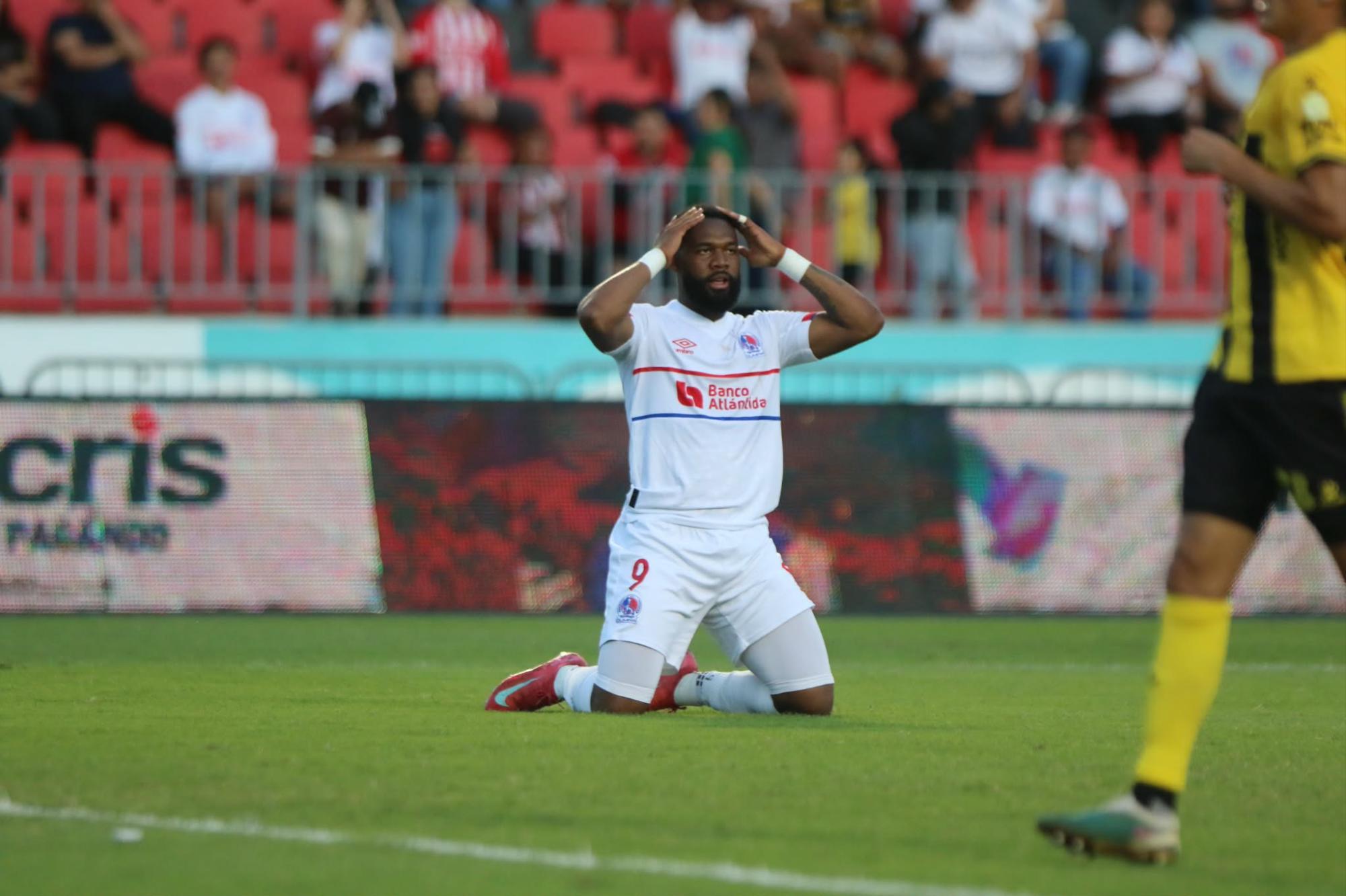 El lamento de Jorge Benguché al perderse la ocasión más clara que tuvo en el partido.