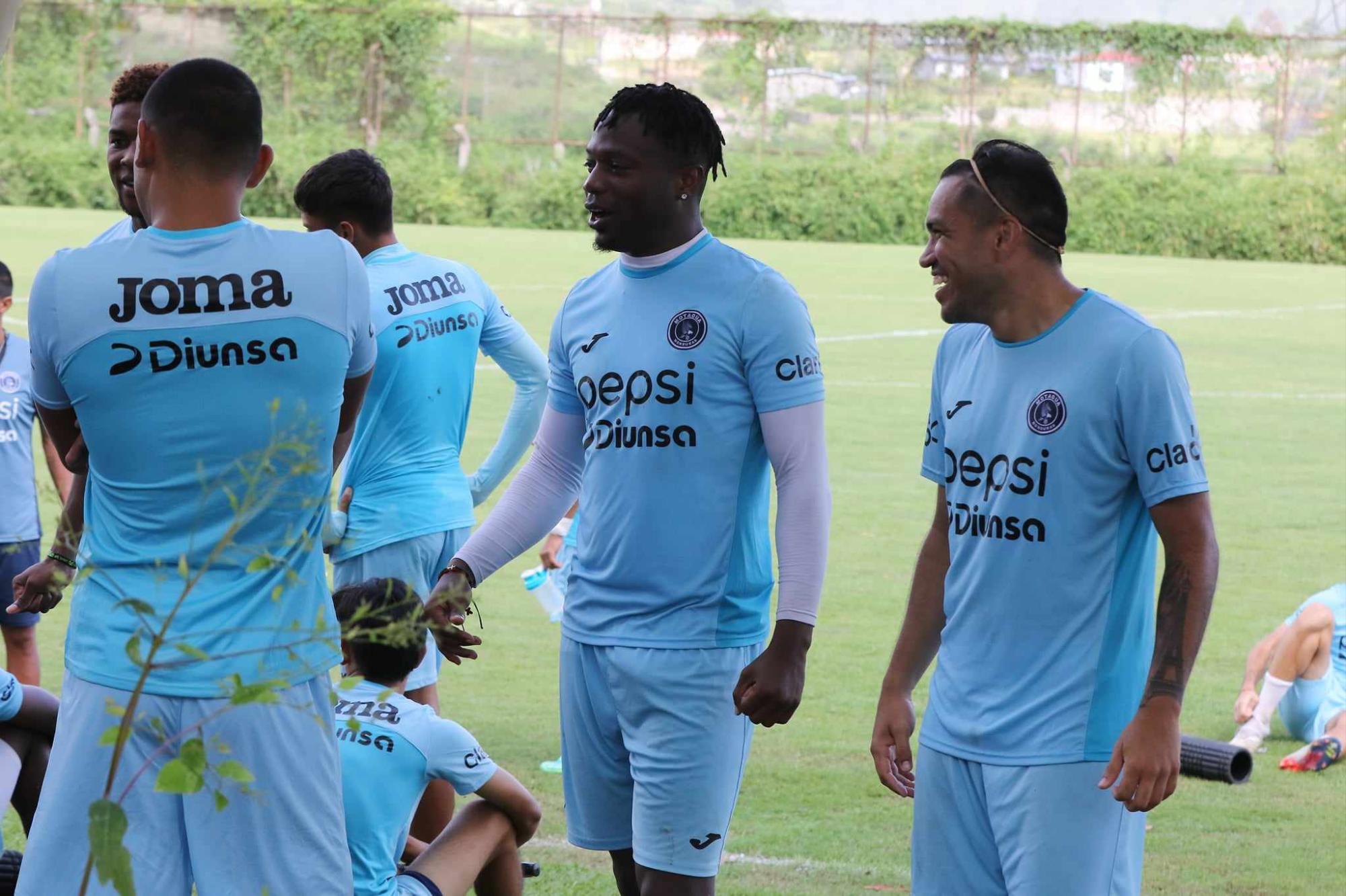 José Escalante (derecha) compartiendo risas con Kevin Álvarez. Ambos se formaron juntos en Olimpia.