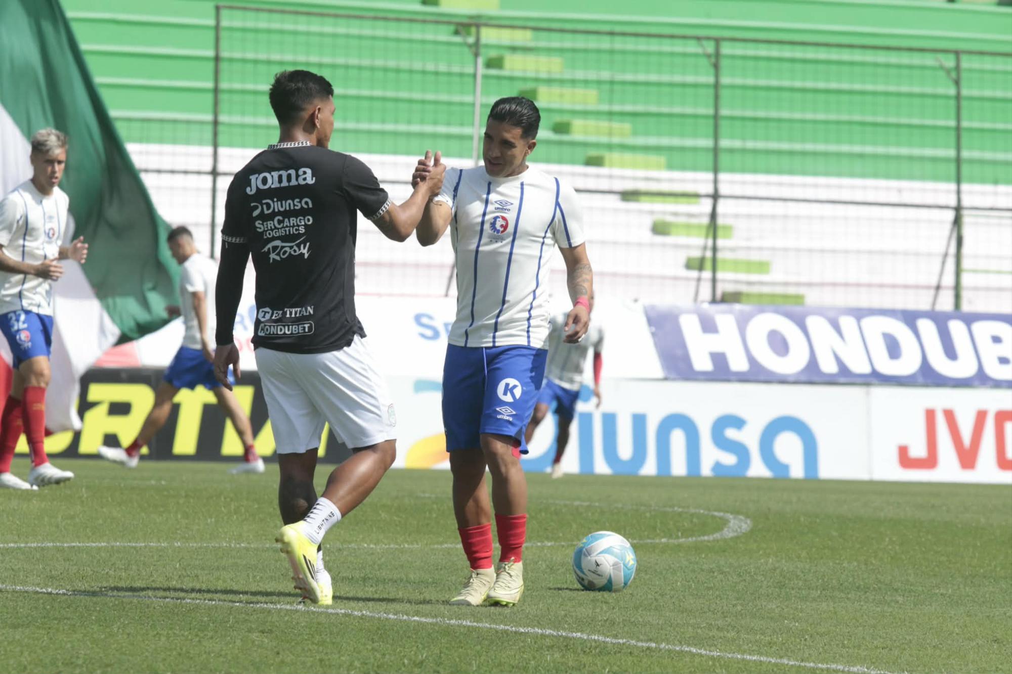 El saludo afectivo entre Bryan Moya y Michaell Chirinos. FOTOS: Mauricio Ayala.