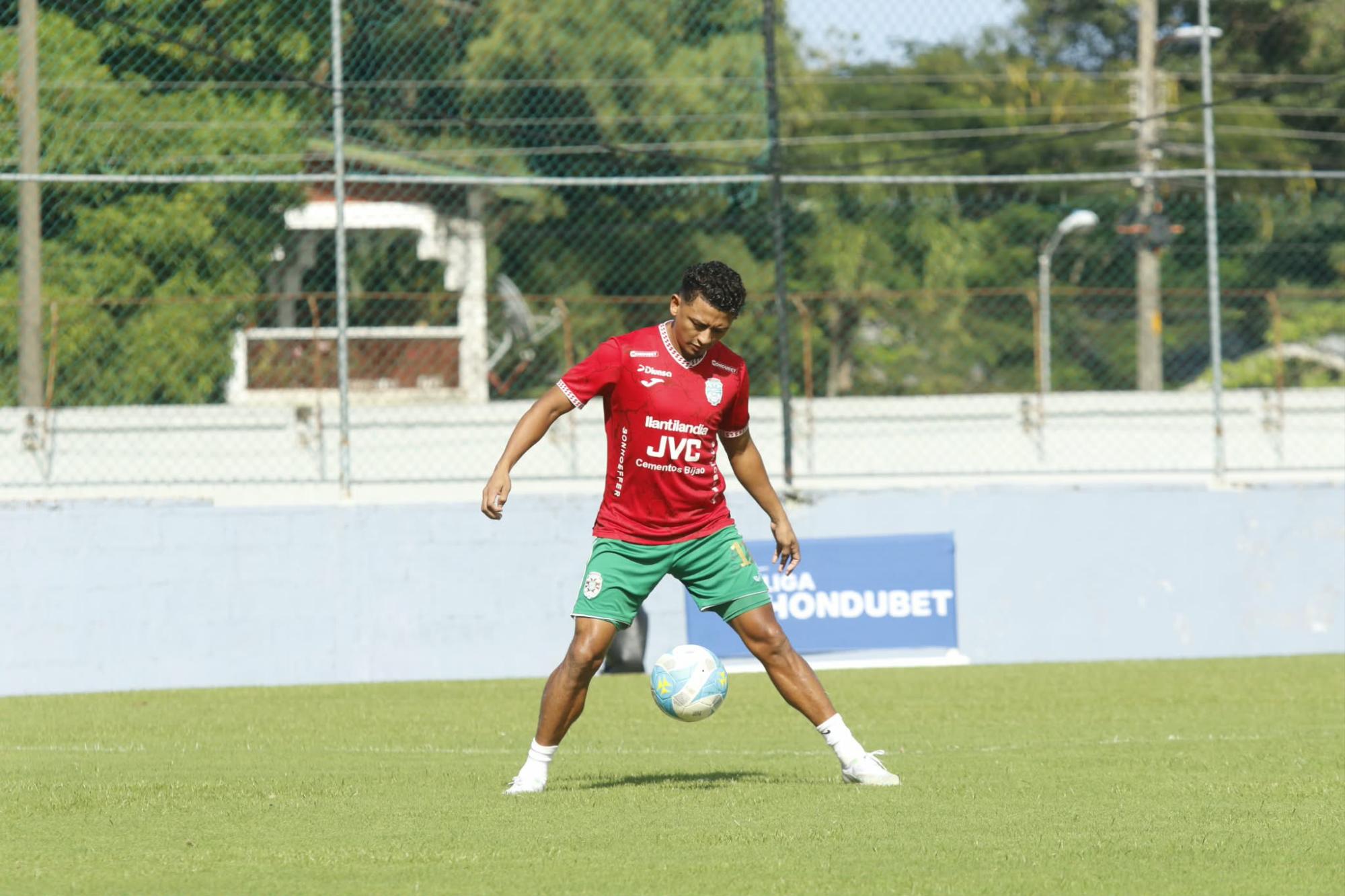 Alexy Vega saldrá como suplente en el Excélsior contra Platense.