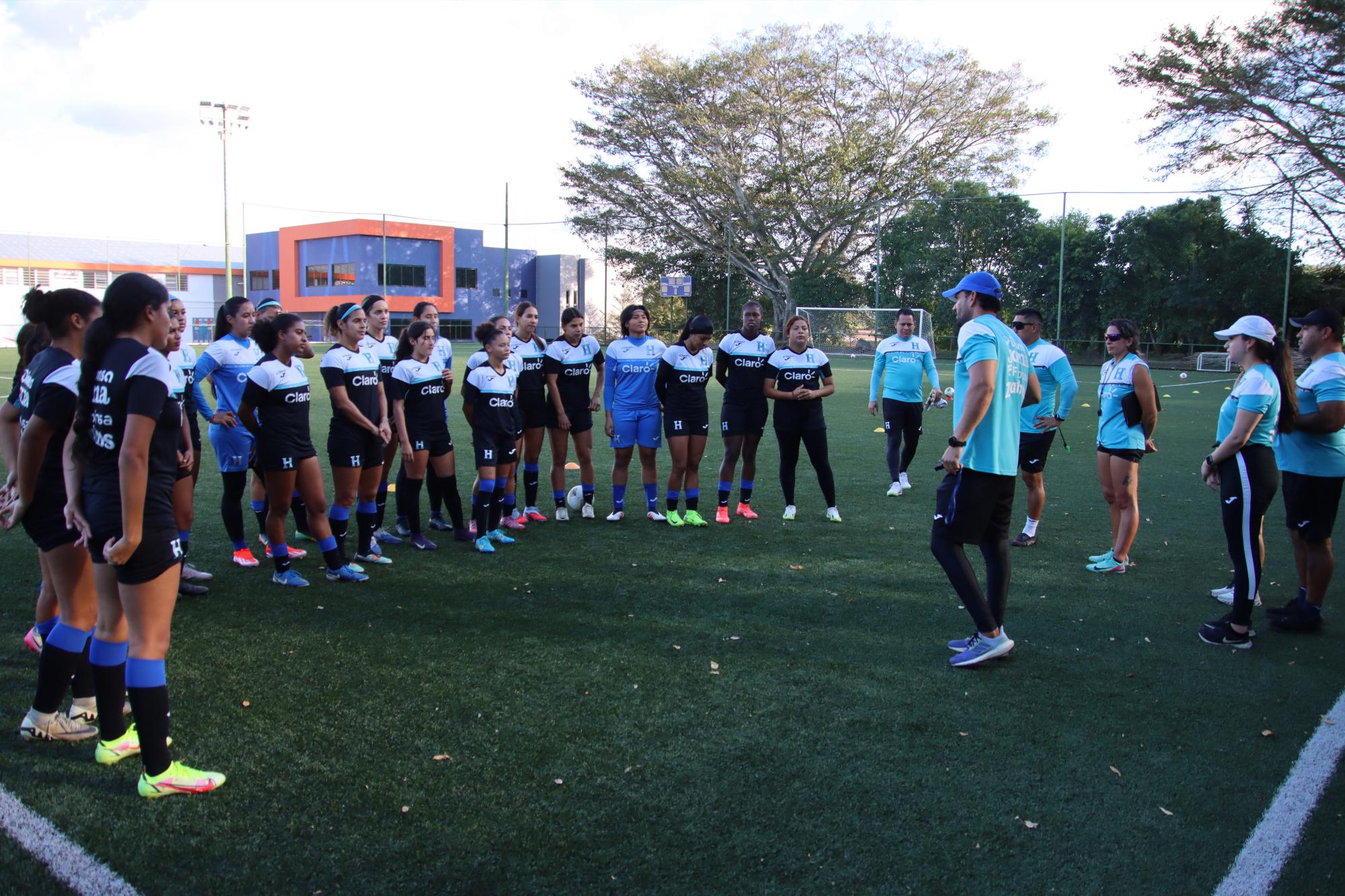 Mario Abadía, colombiano que pasó por la Liga Nacional, es el técnico de las femeninas en Honduras.