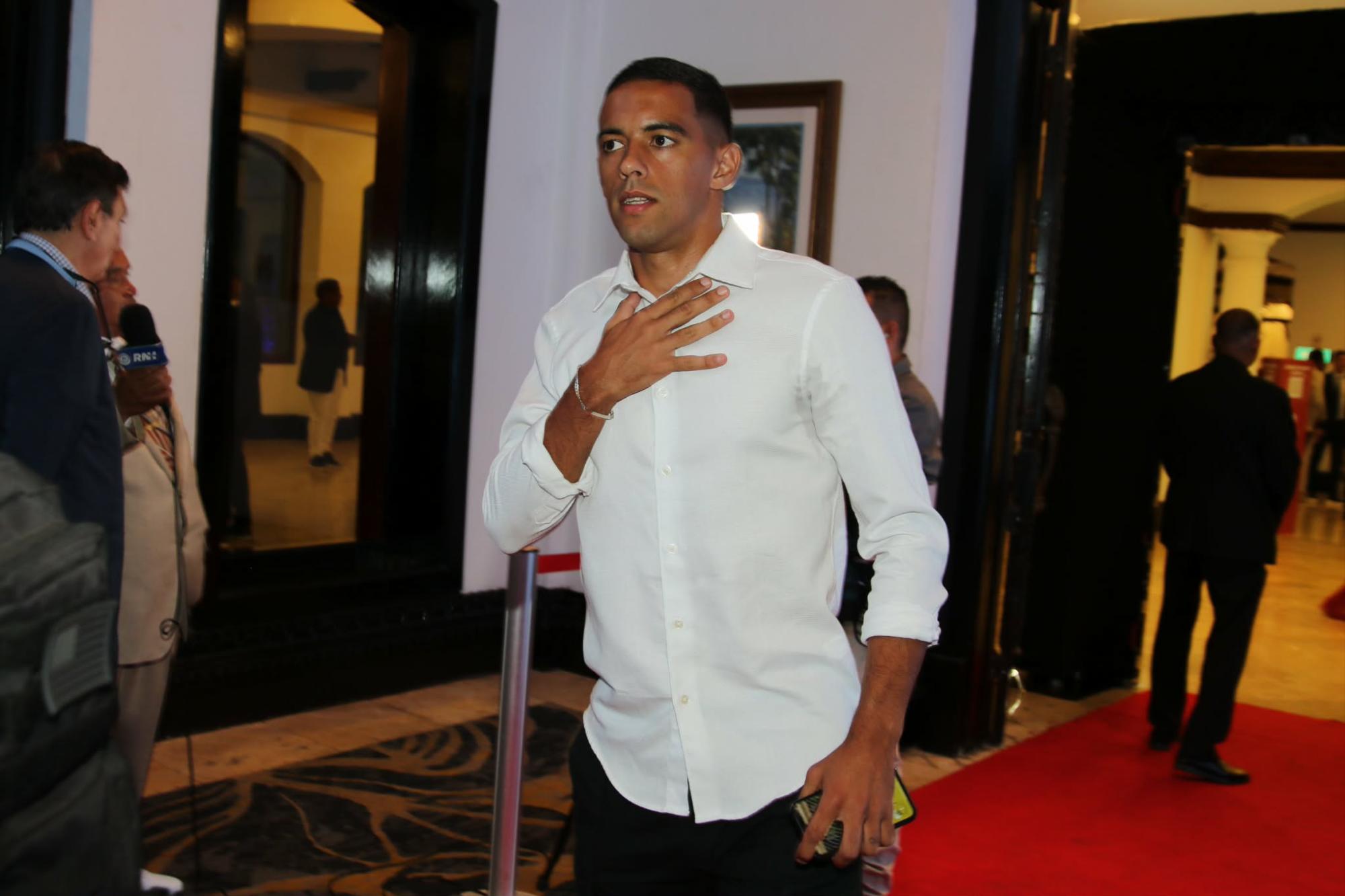 Emmanuel Hernández, defensor uruguayo del Olimpia, haciéndose presente en la gala.