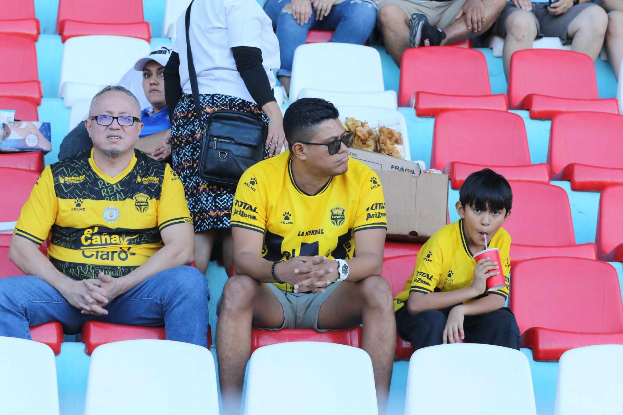 Presencia de aficionados aurinegros en las gradas del estadio Nacional.
