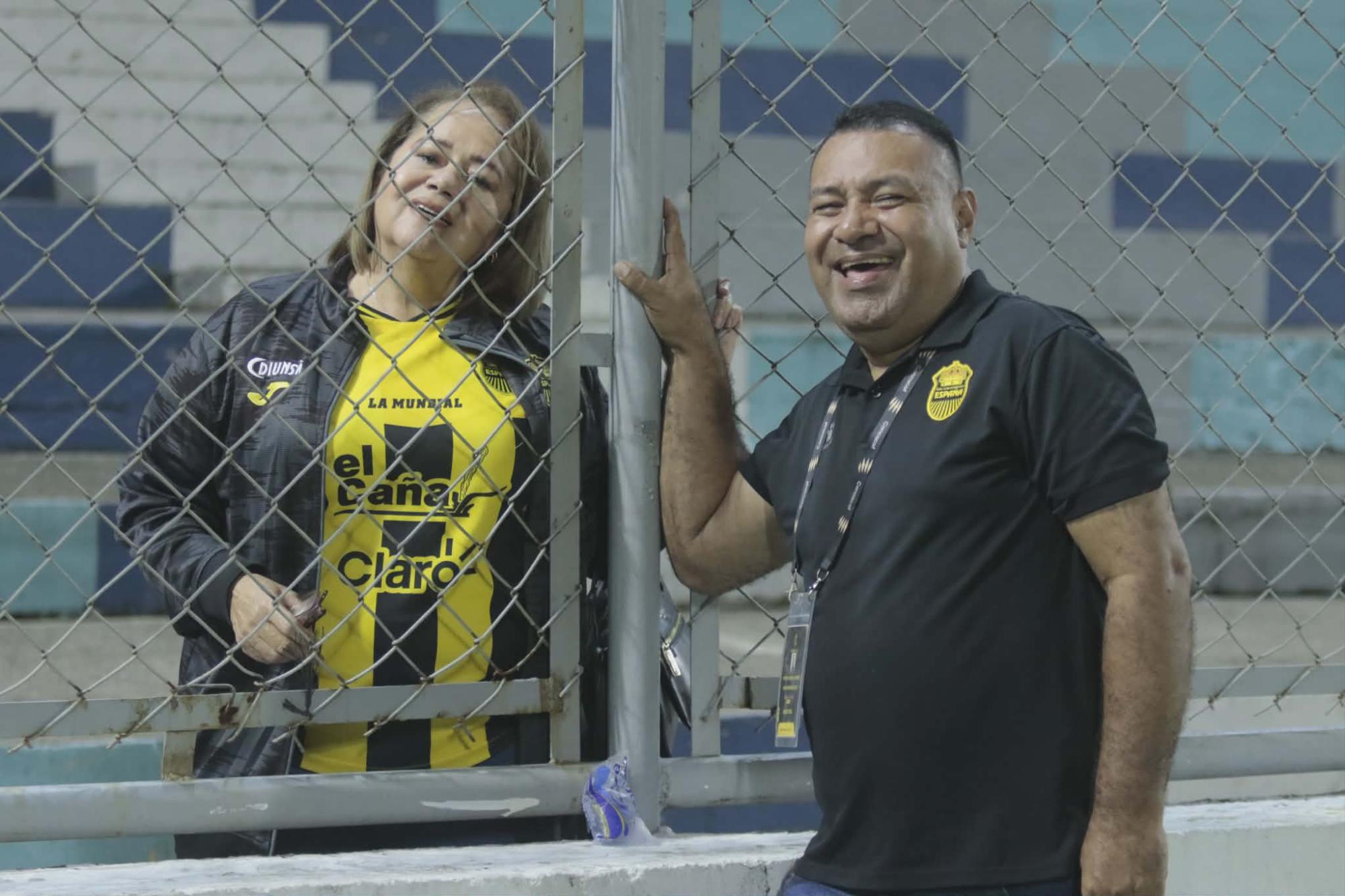 Doña Olga, la aficionada #1 de la Máquina, presente como siempre apoyando a su amado club. Foto Neptalí Romero.