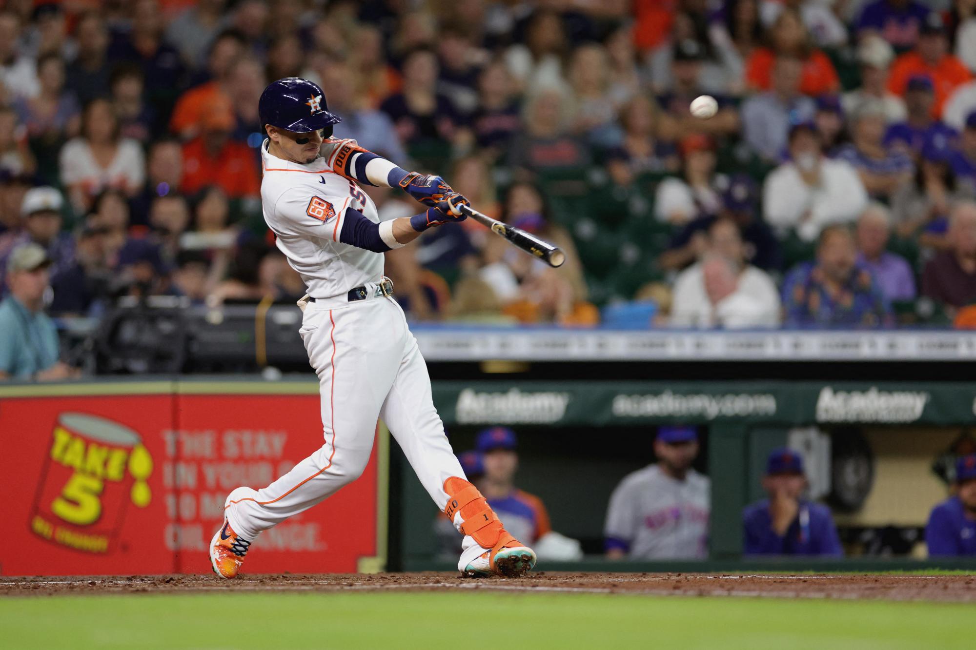 Mauricio Dubón promedia .429 en el plato en sus últimos 7 partidos con 7 hits y una cuadrangular.