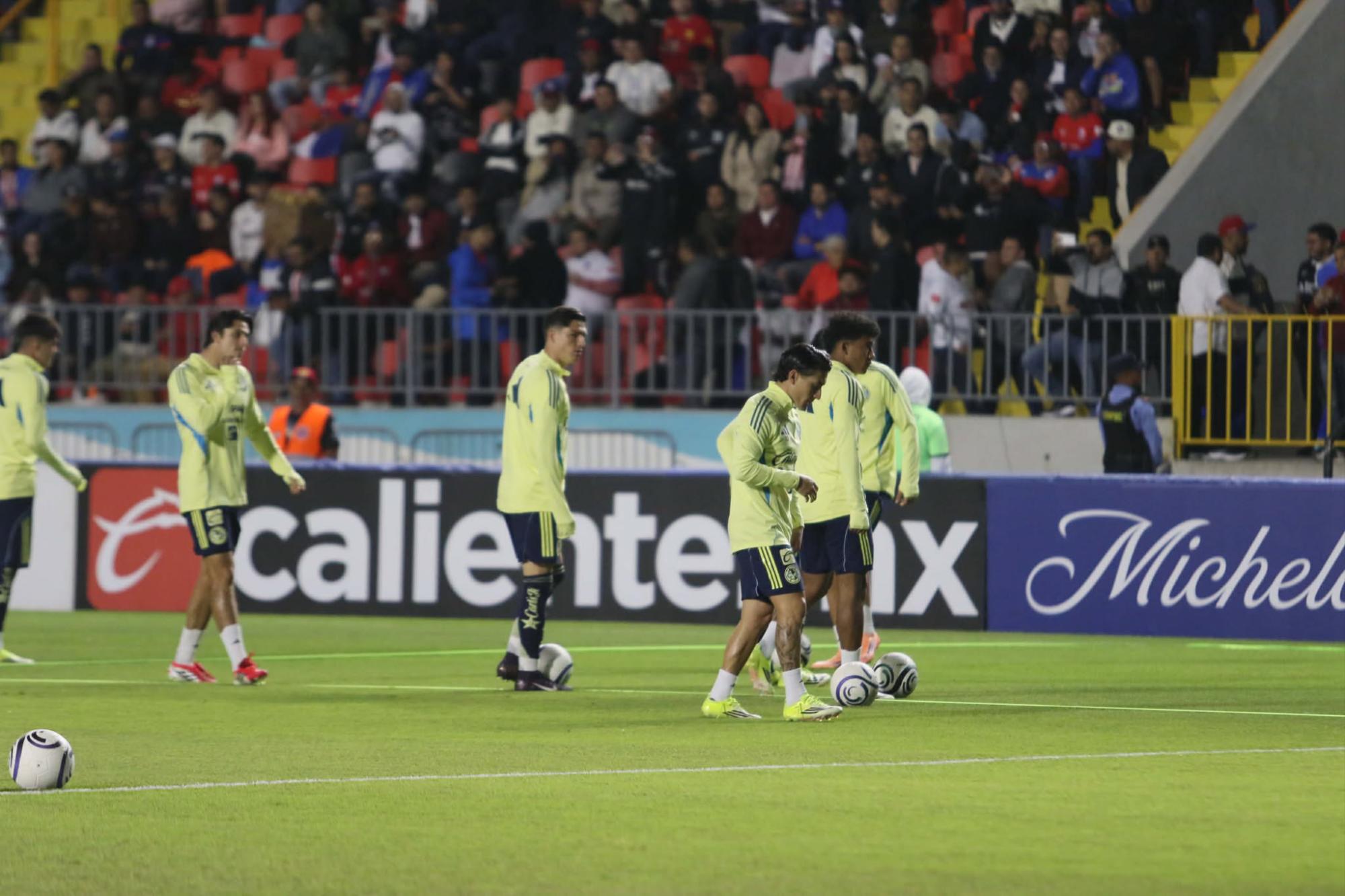 Calentamiento de los jugadores del América en la previa al juego.