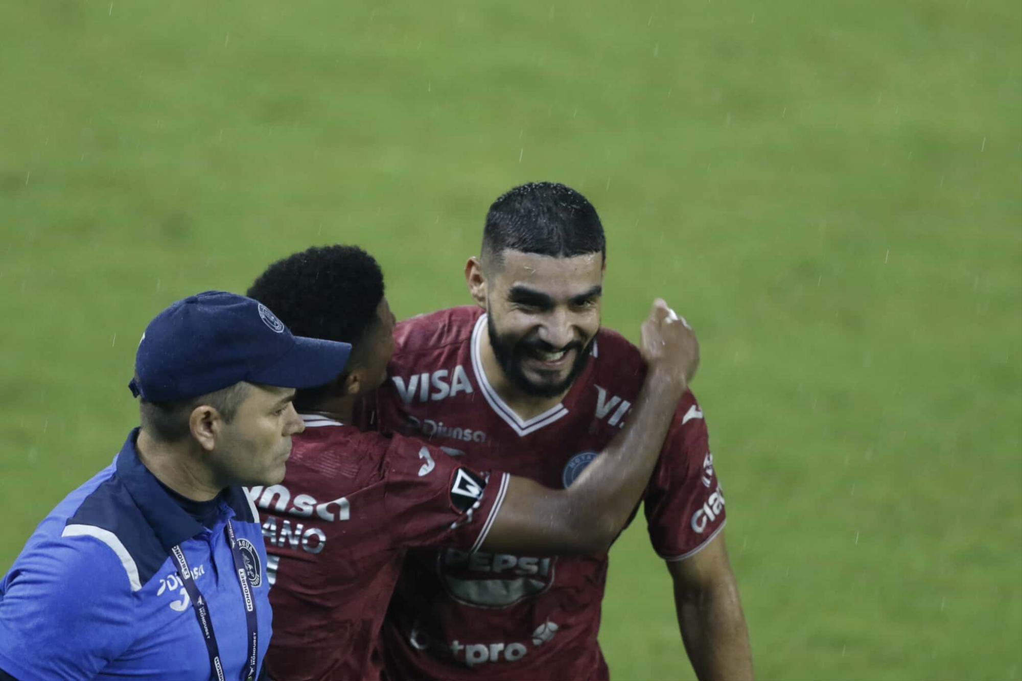 La felicidad de John Kleber con su gol frente a los aurinegros. Fotos Neptalí Romero.