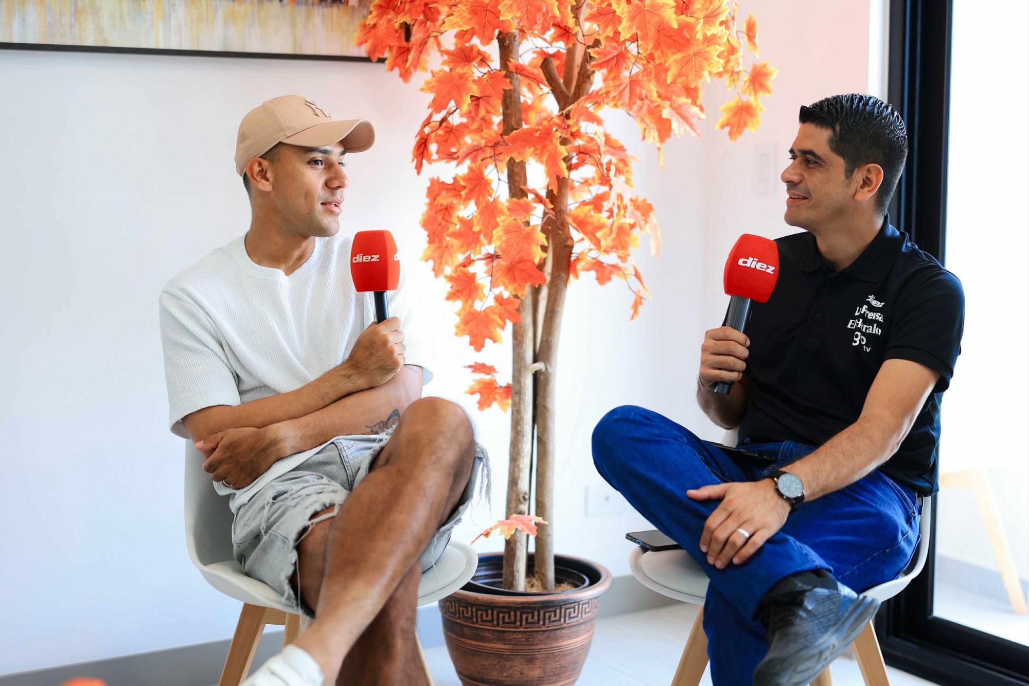 Alejandro Reyes atendiendo a nuestro periodista Carlos Castellanos en San José.FOTO: Yoseph Amaya / DIEZ.HN