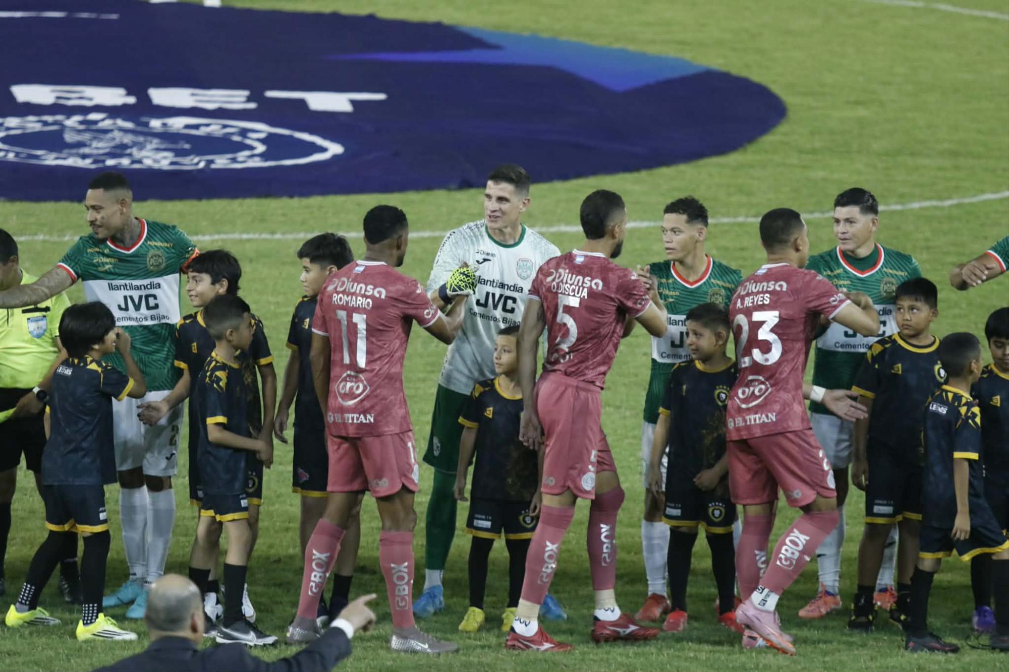 Saludo de los jugadores antes de comenzar el encuentro.