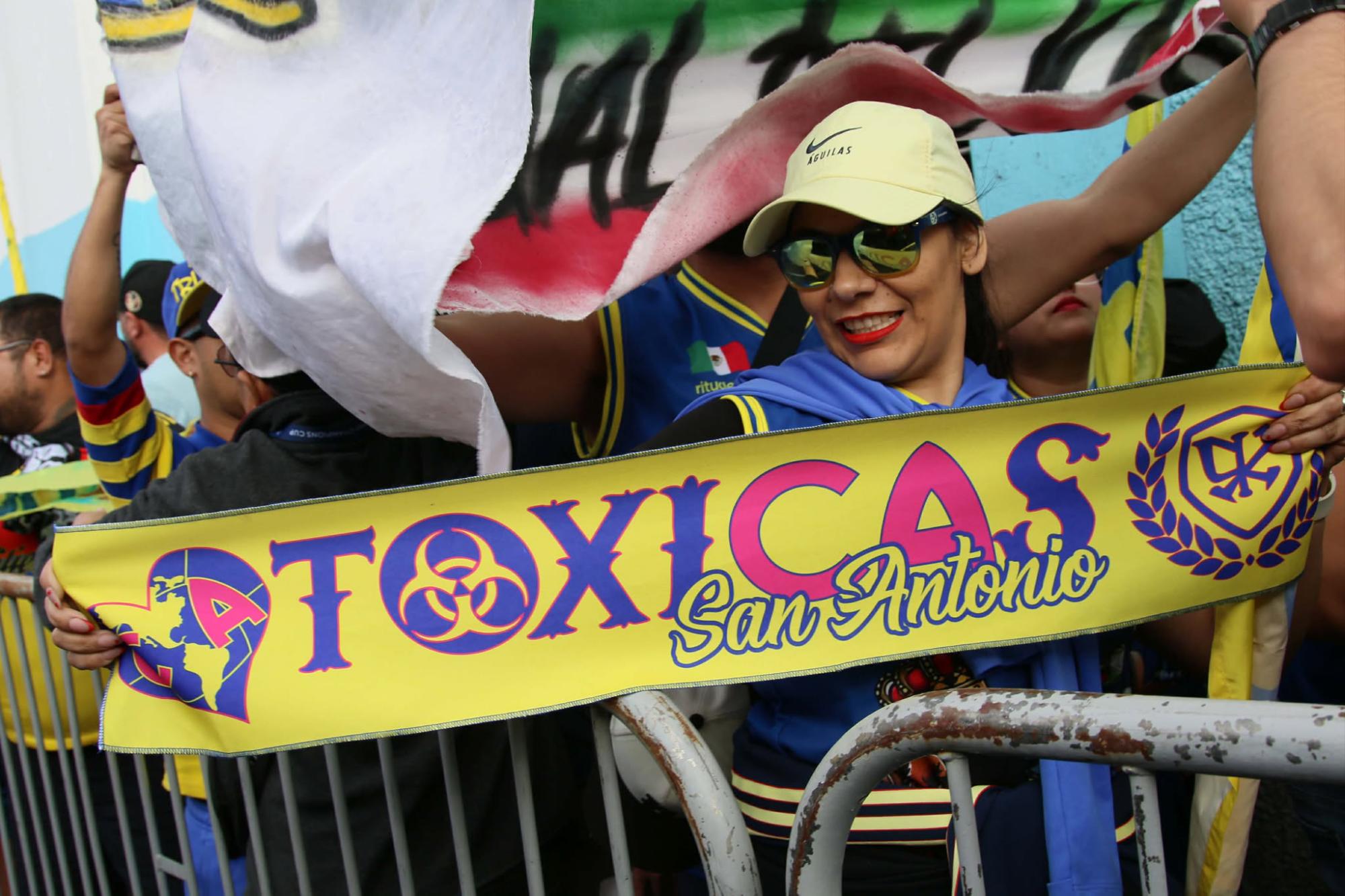 Cientos de aficionados del América se han hecho presente al estadio Nacional. Foto Marvin Salgado.