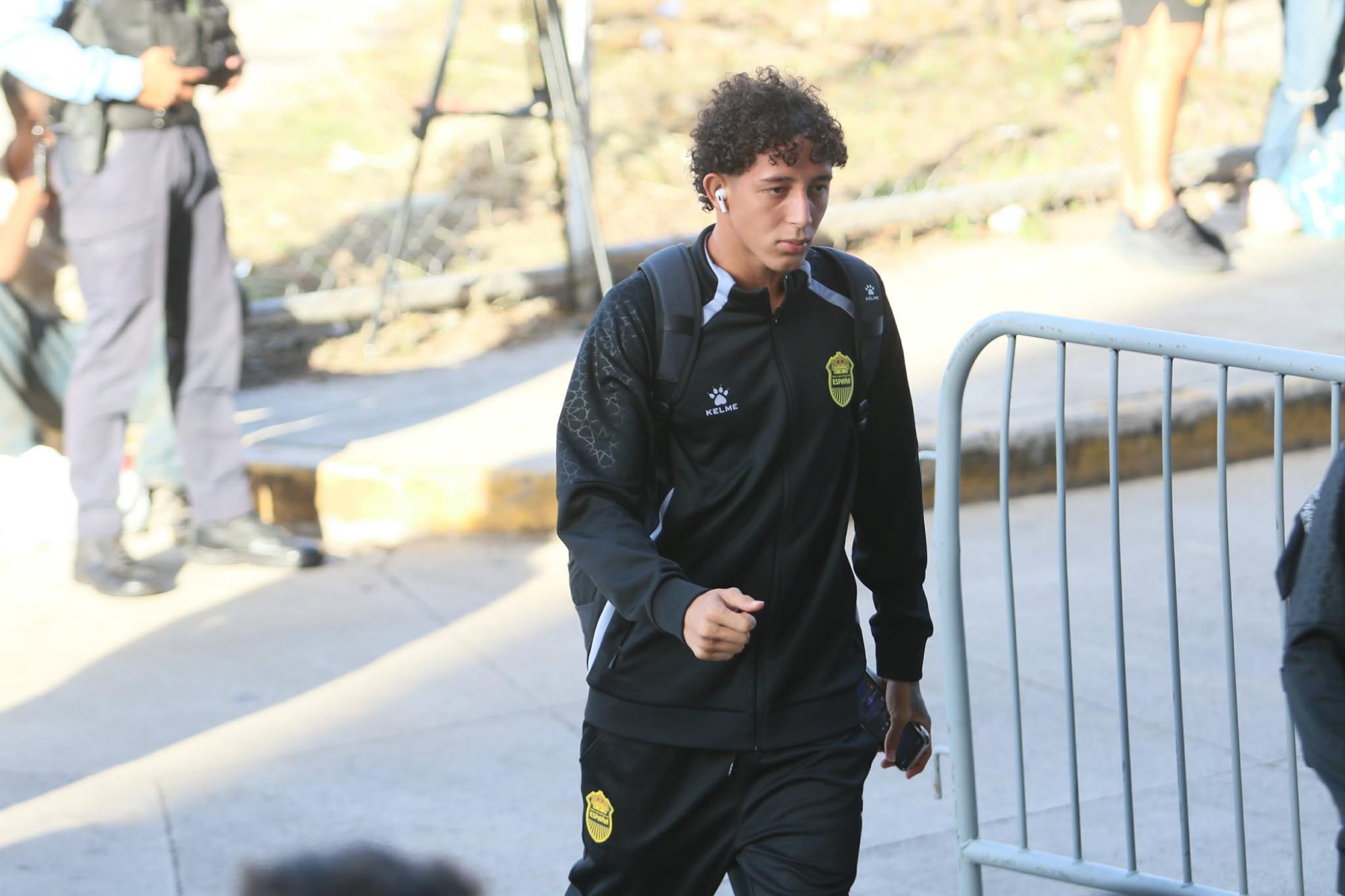 Nixon Cruz, extremo de Real España, a su llegada al estadio Chelato Uclés.