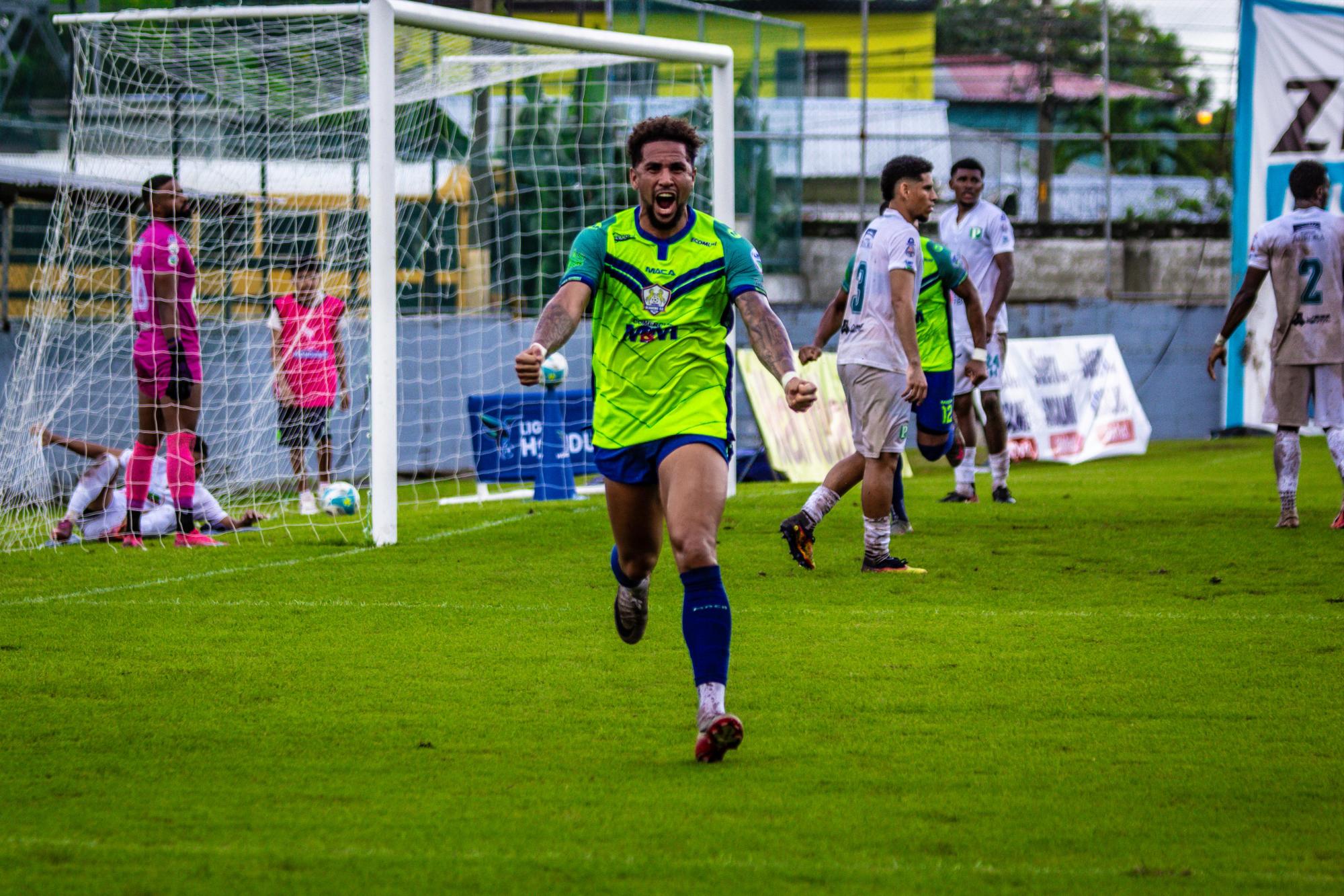 Rodrigo de Olivera celebrando contra Platense su décimo sexto gol del campeonato. FOTO: Mauricio Ayala / DIEZ.HN
