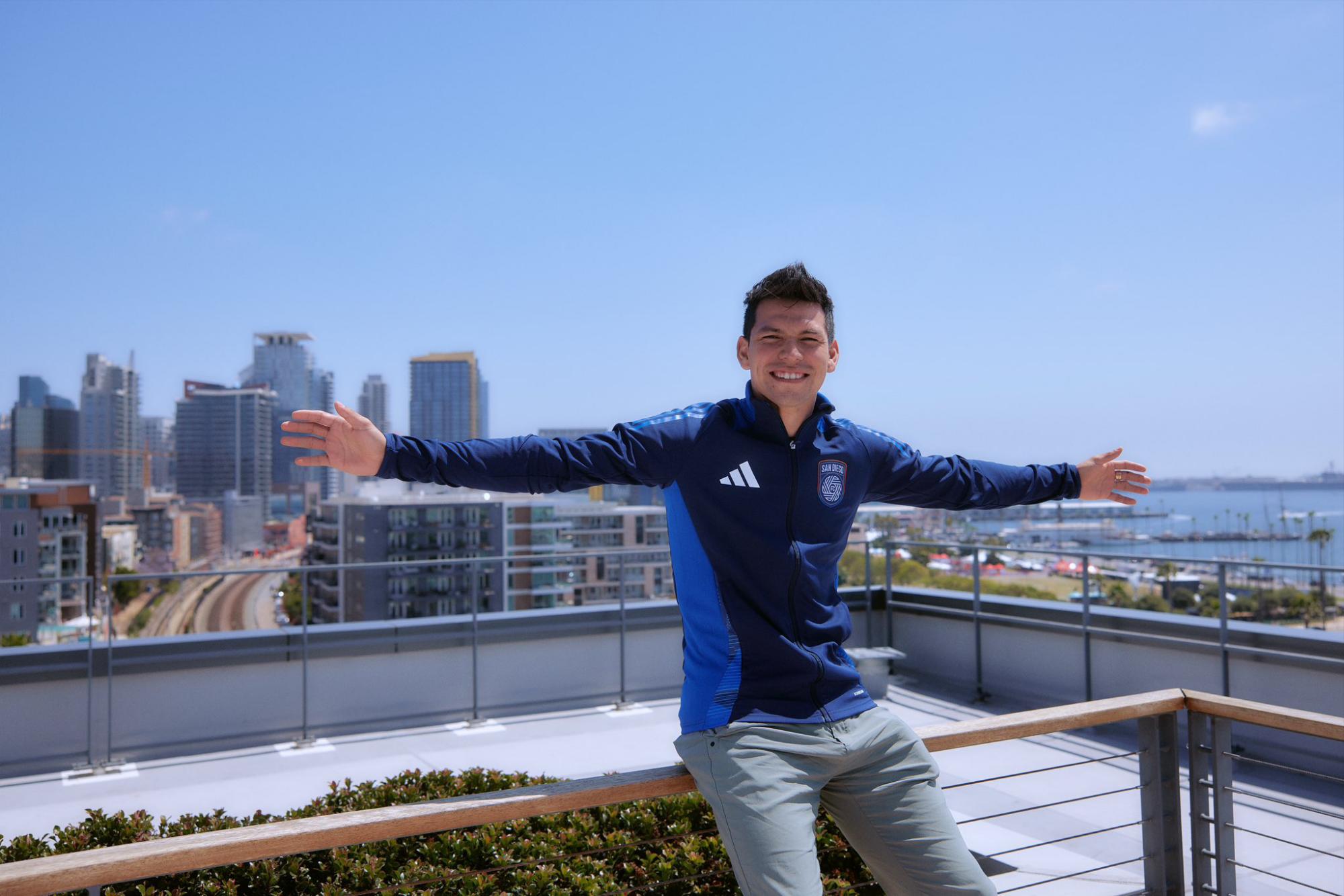 El ‘Chucky’ Lozano posando en San Diego con los colores de su nuevo equipo.