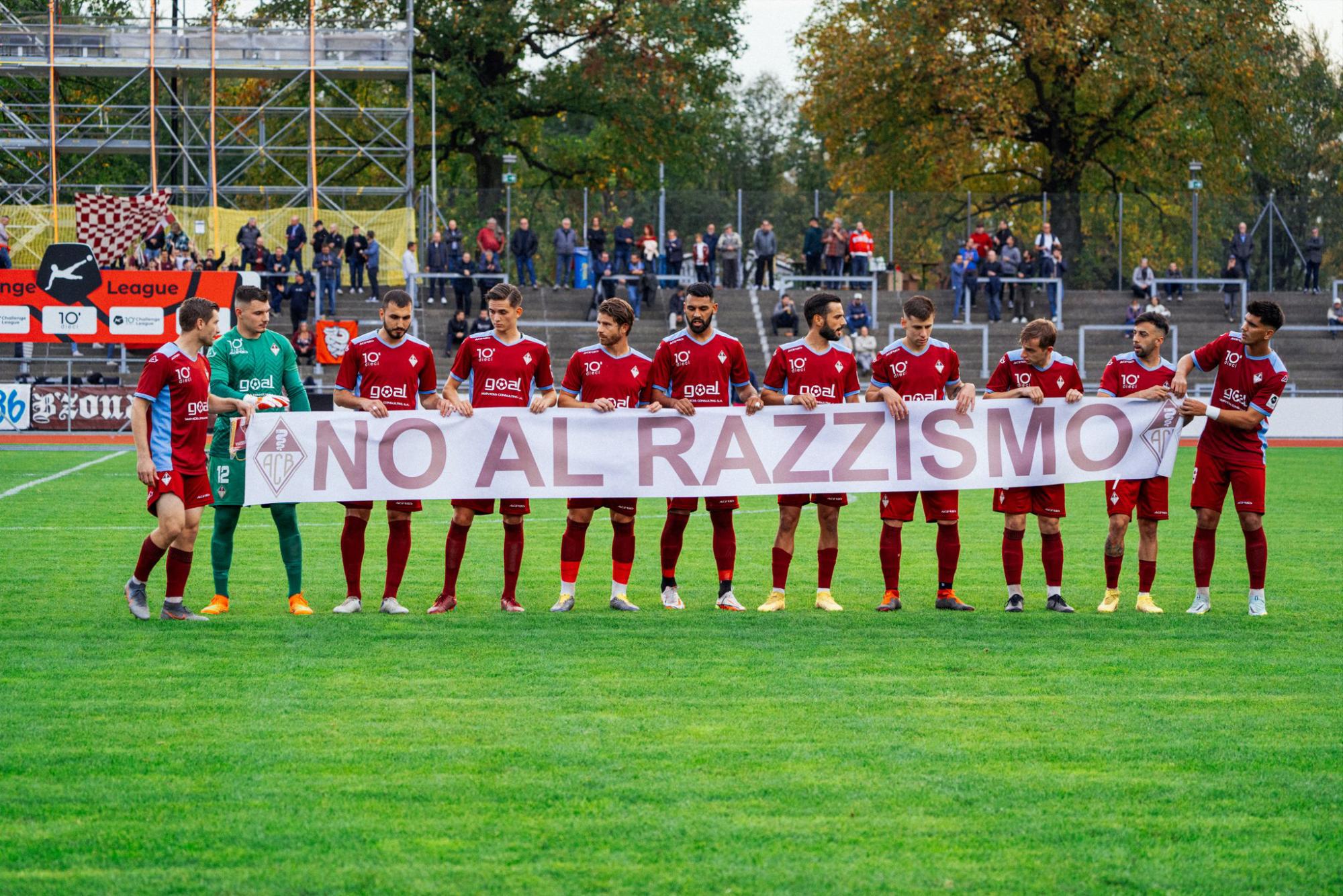 El AC Bellinzona juega sus partidos en el Estadio Comunal de la ciudad y su uniforme tradicional es el rojo.
