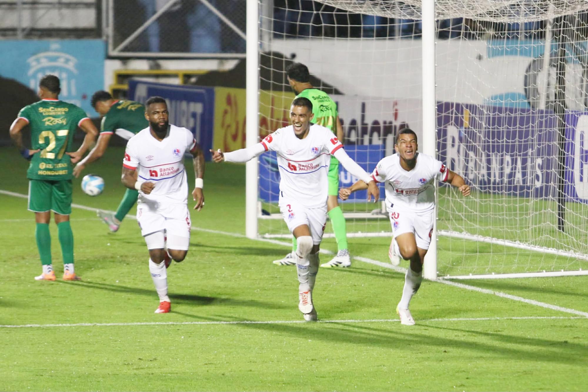 Olimpia venció 3-2 al Marathón en el último partido que se disputó en el estadio Nacional.
