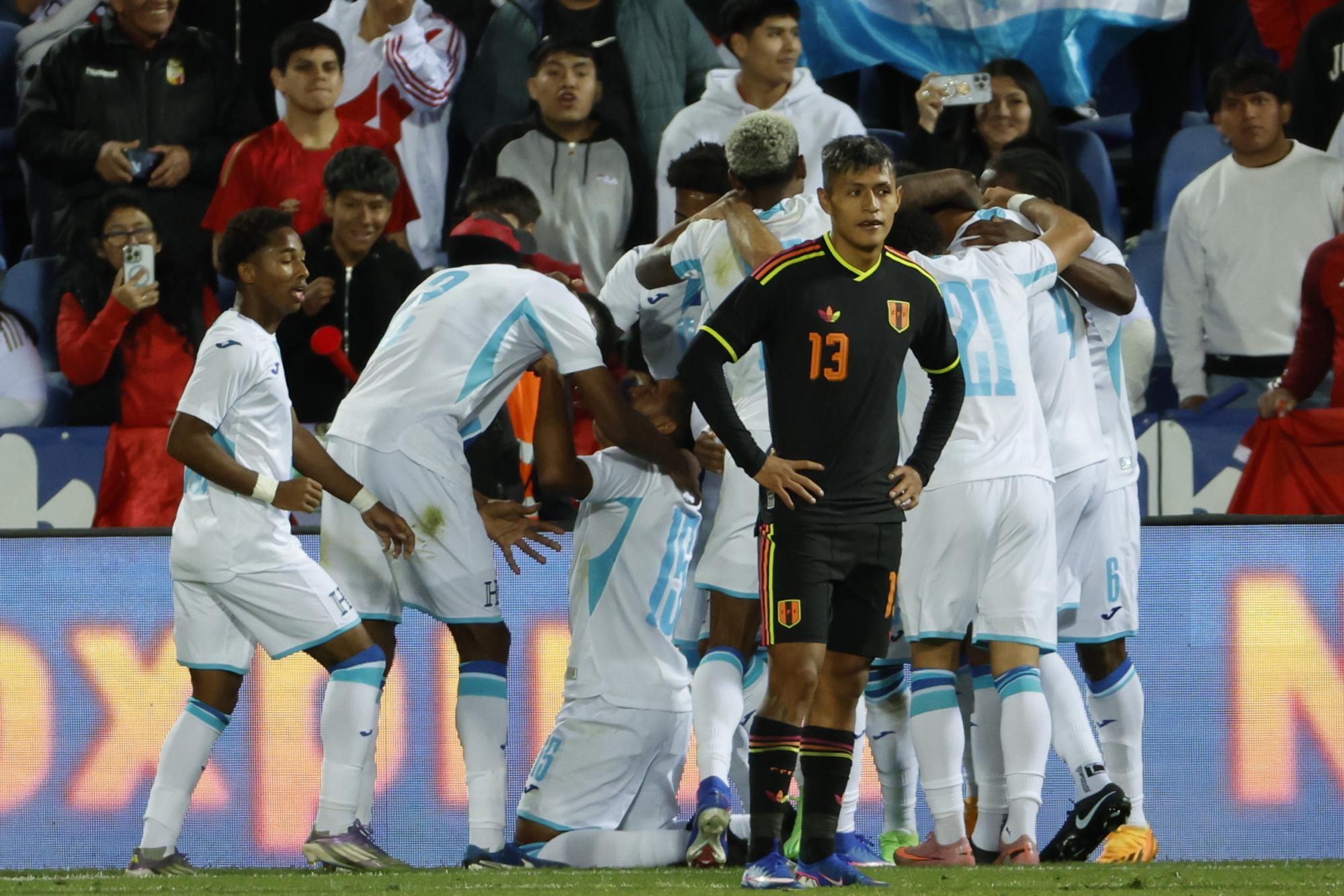 Los jugadores de la selección de fútbol de Honduras celebran el segundo gol del equipo durante el partido amistoso que disputan las selecciones nacionales de Perú y Honduras, este martes en el estadio Municipal de Butarque en Leganés.