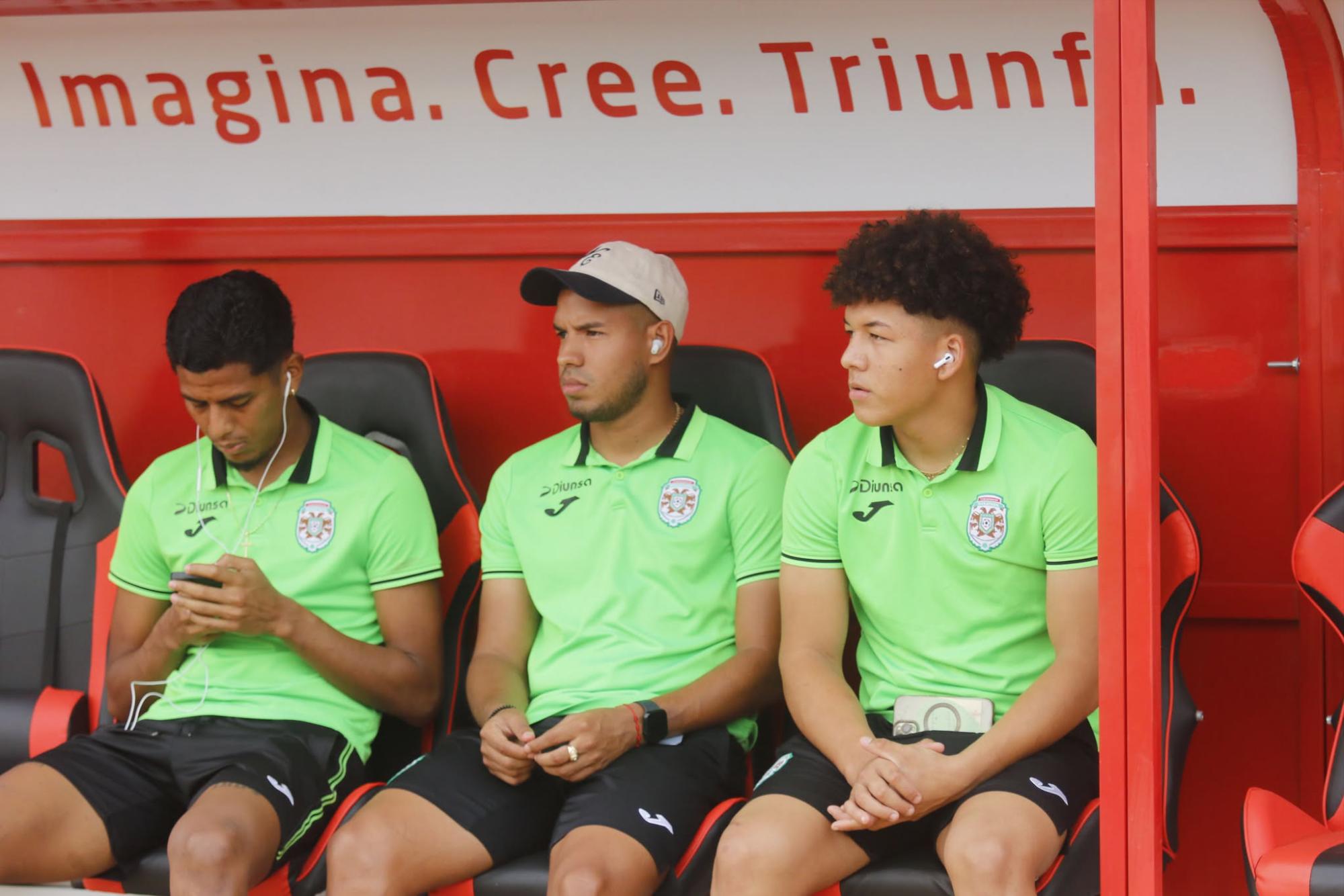 Los verdolagas esperando el pitazo inicial.