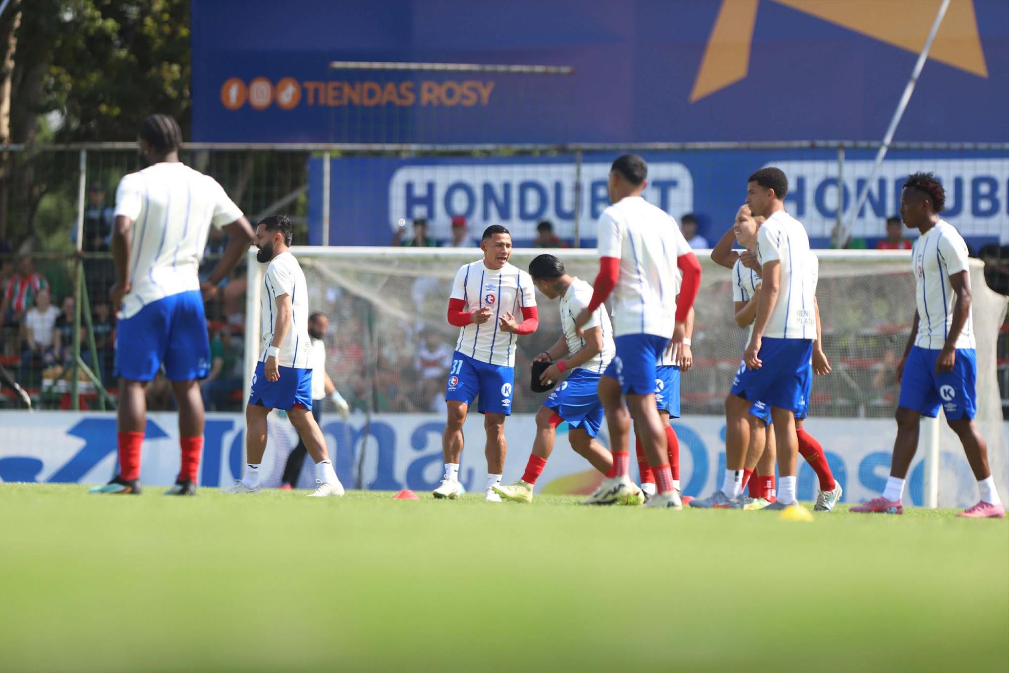 Olimpia realizando el calentamiento previo al partido contra los verdolagas.
