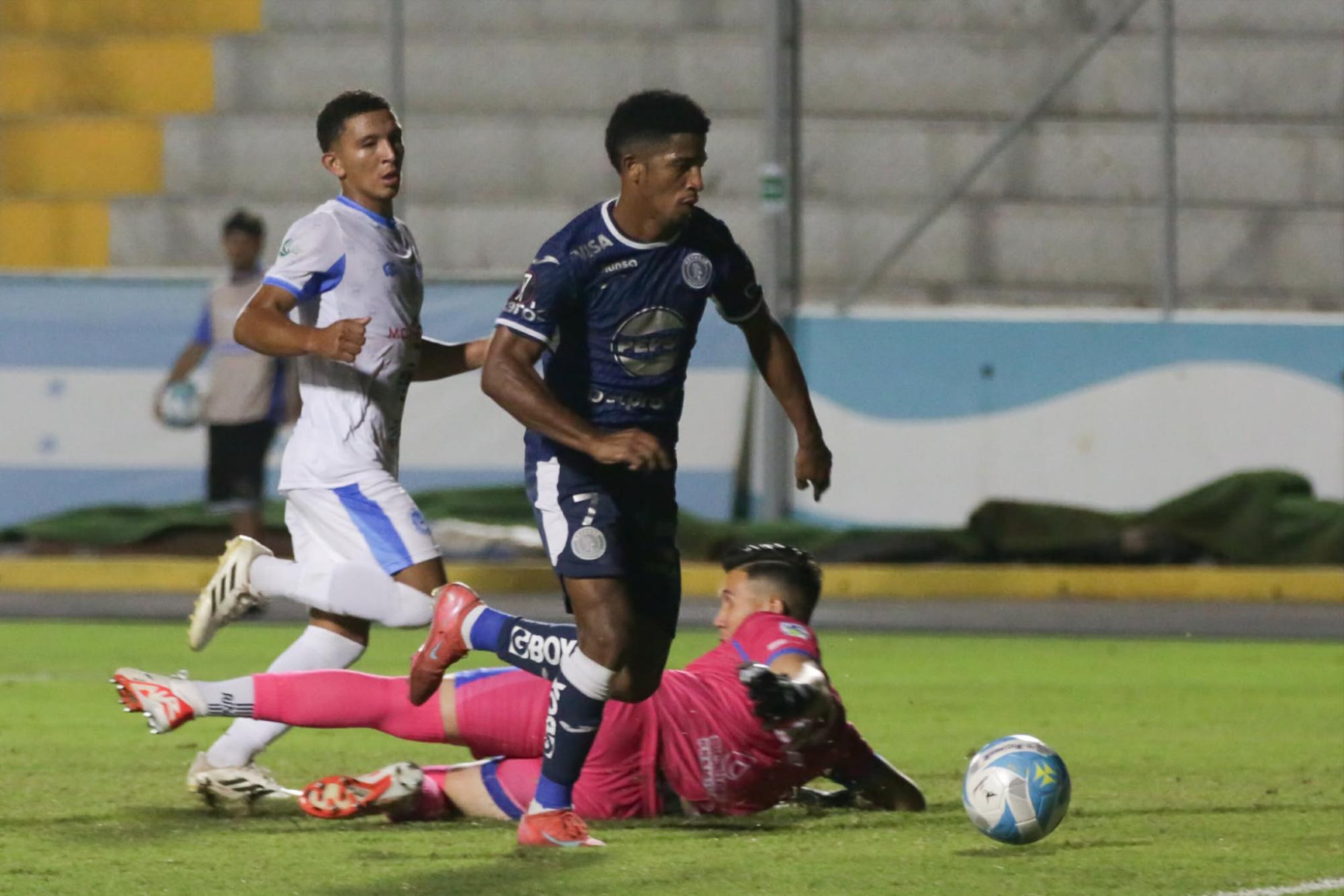 Jorge Puchulín Serrano le anotó al Victoria y le dio el triunfo a Motagua. FOTO: Cortesía Emilio Flores.
