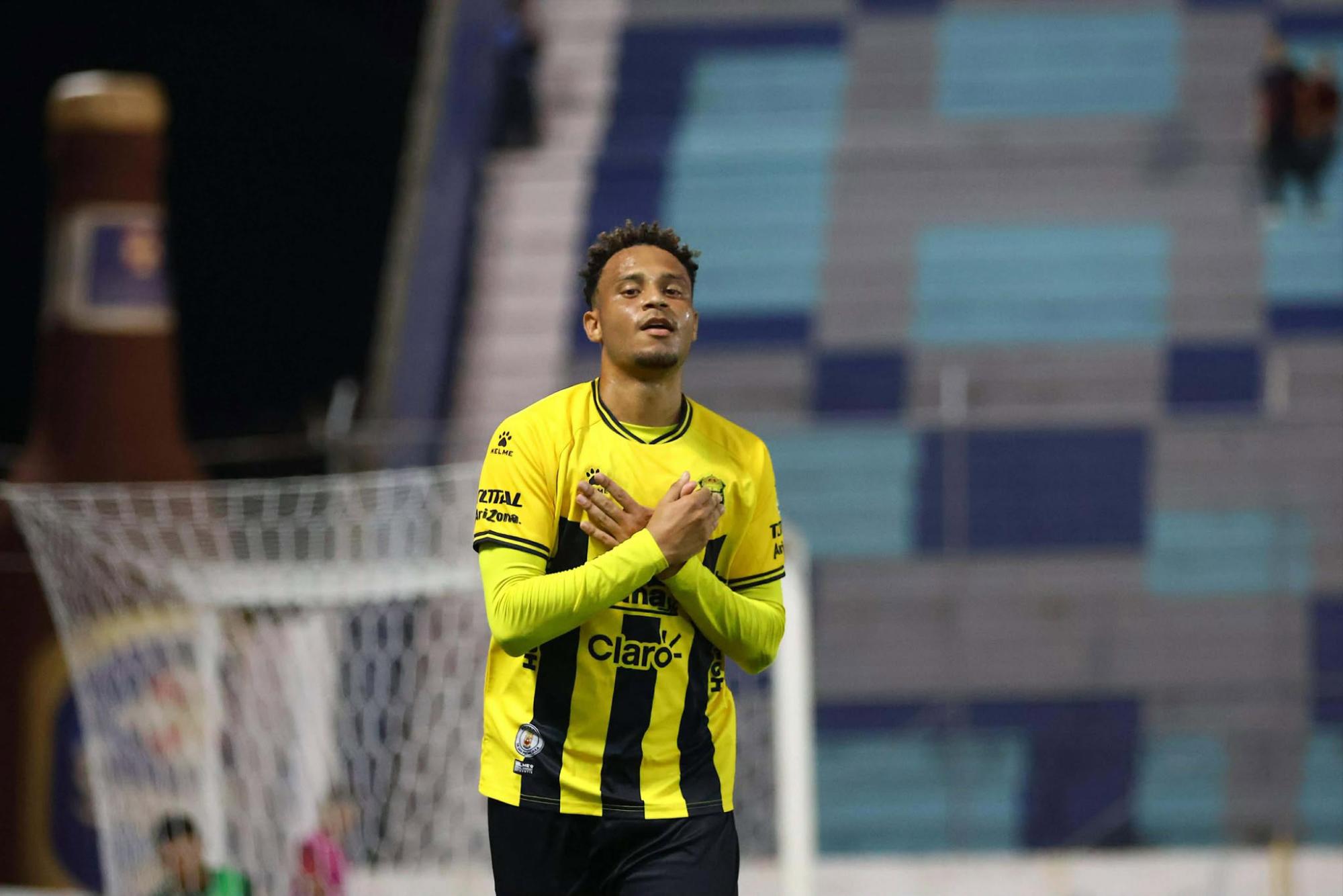 Gustavo Moura celebrando su quinto gol en el torneo con el Real España.
