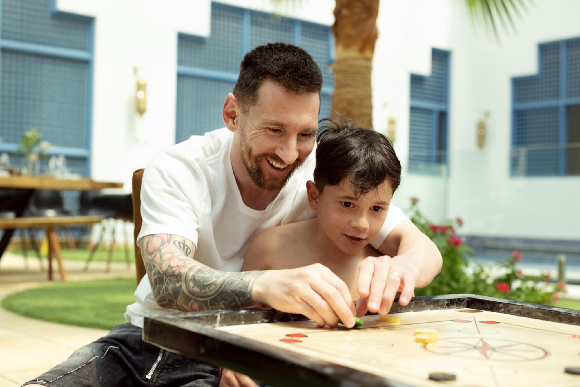 Messi jugando con Mateo en Arabia Saudita tras cumplir como embajador del turismo.