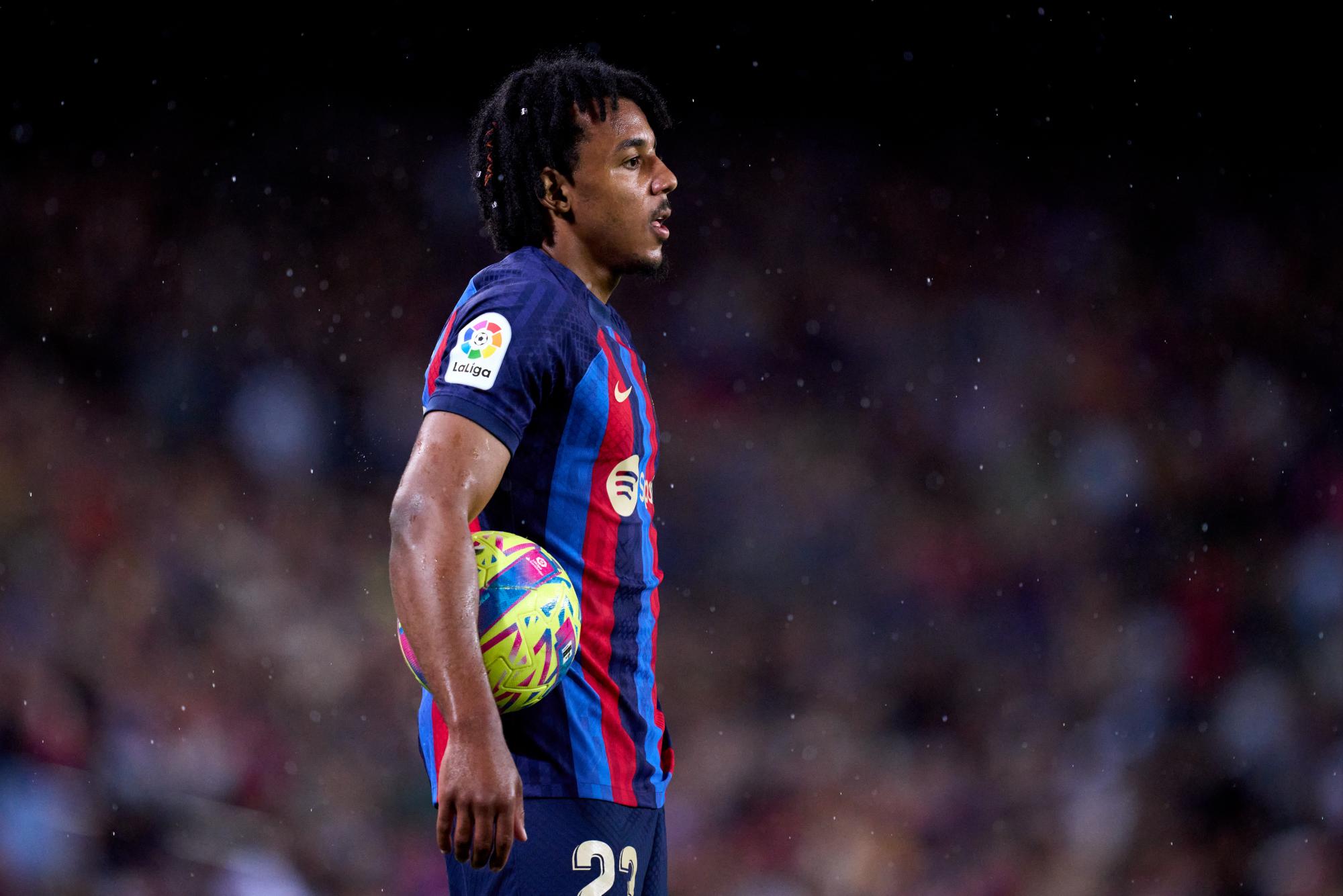 Koundé no está cómodo jugando como lateral derecho en el Barcelona y planea irse.