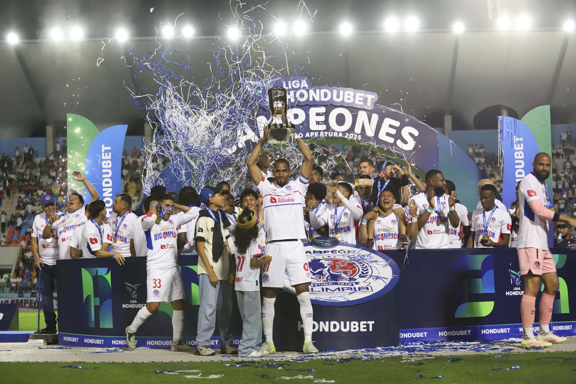 Jerry Bengtson, el capitán del Olimpia, levantando su décima (10) copa con los albos.