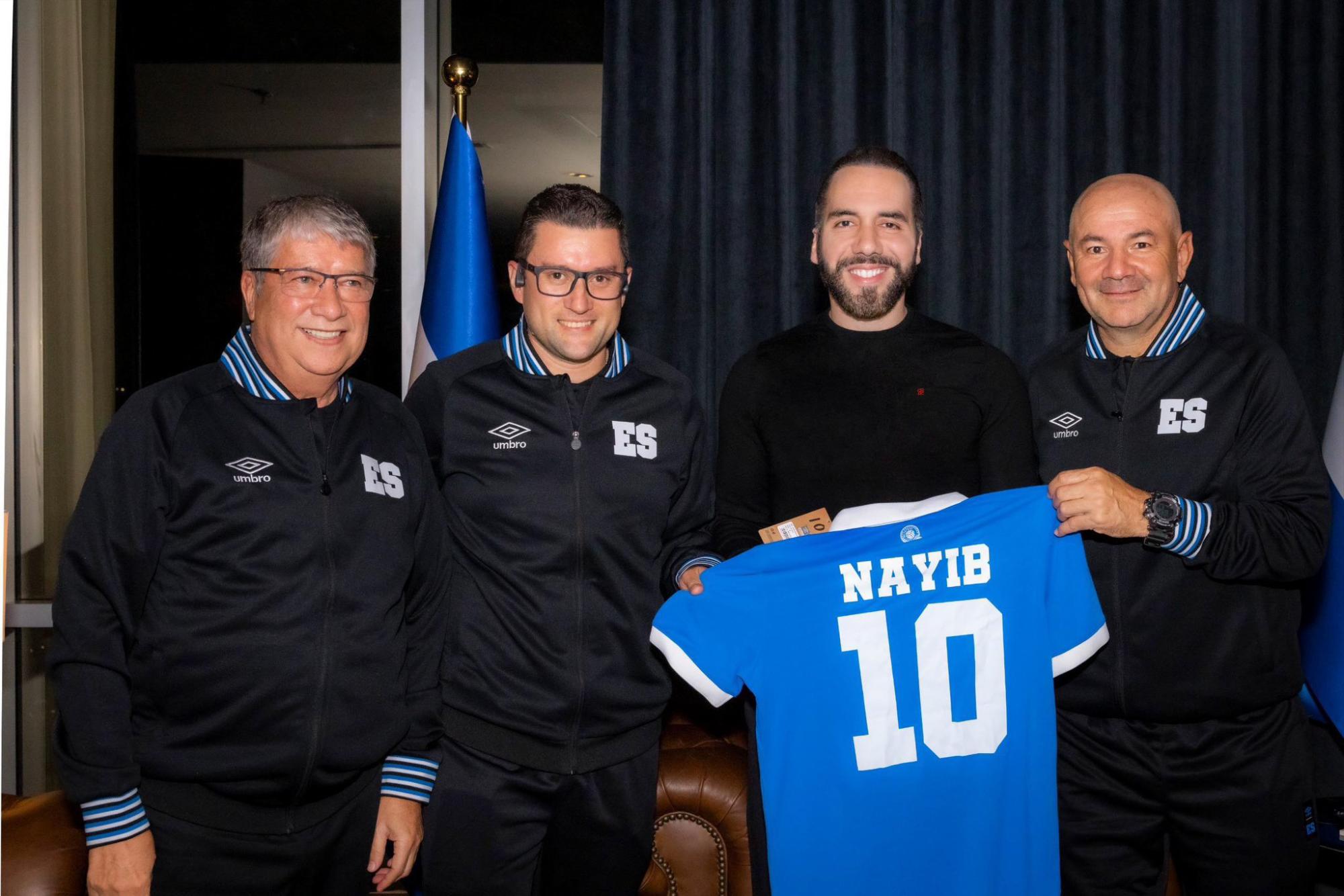 Hernández Gómez y su equipo de trabajo con el presidente de El Salvador, Nayib Bukele.