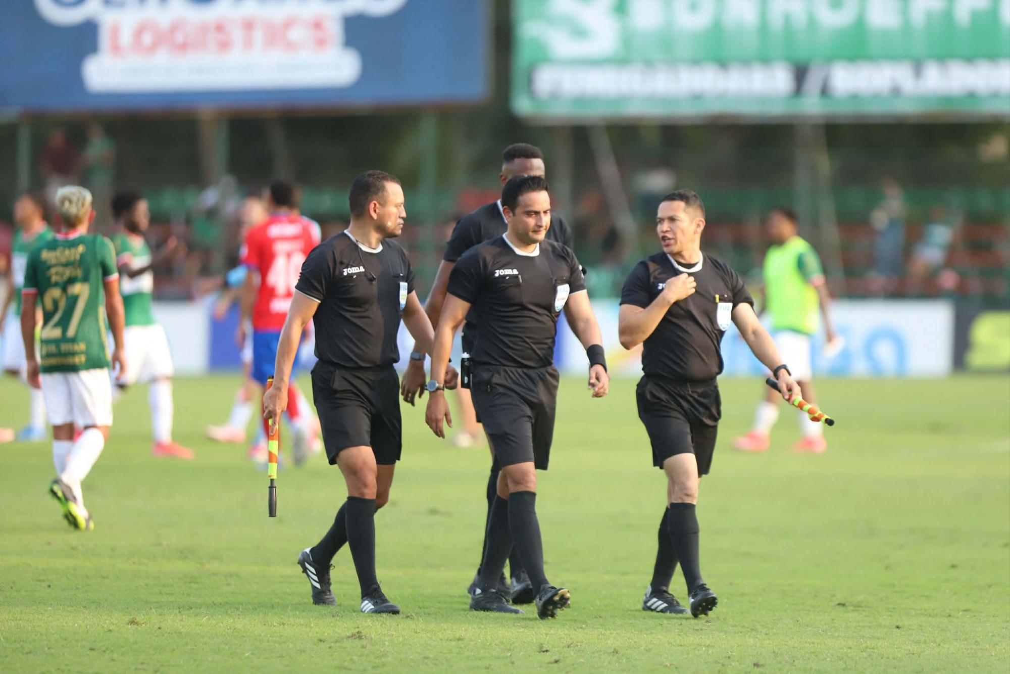 La cuarteta arbitral que impuso justicia enel Marathón-Olimpia comandada por Said Martínez.