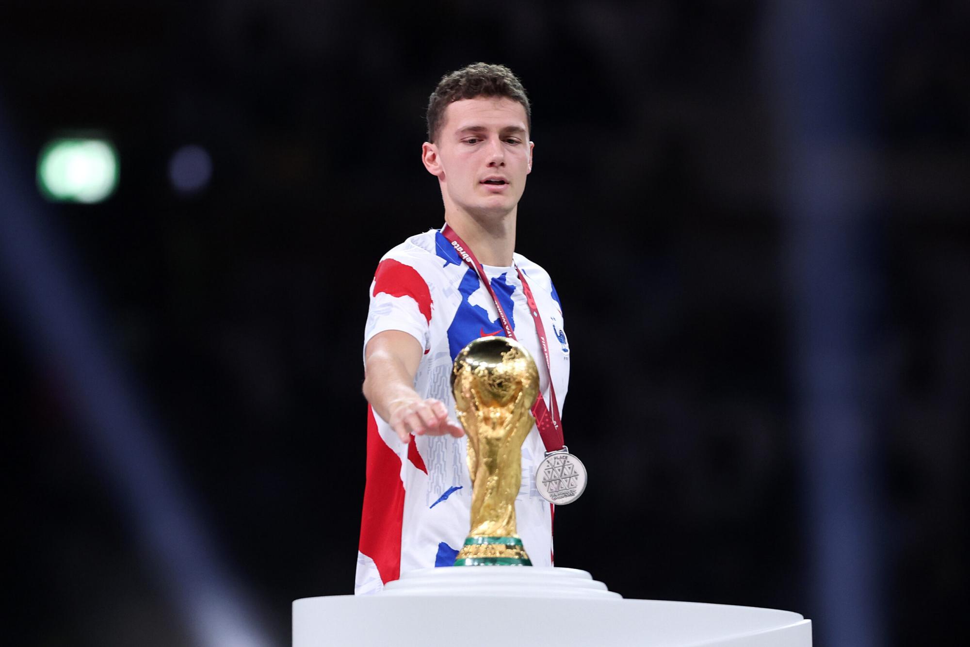 Benjamin Pavard sería la prioridad de Xavi para reforzar el lateral derecho del Barcelona.