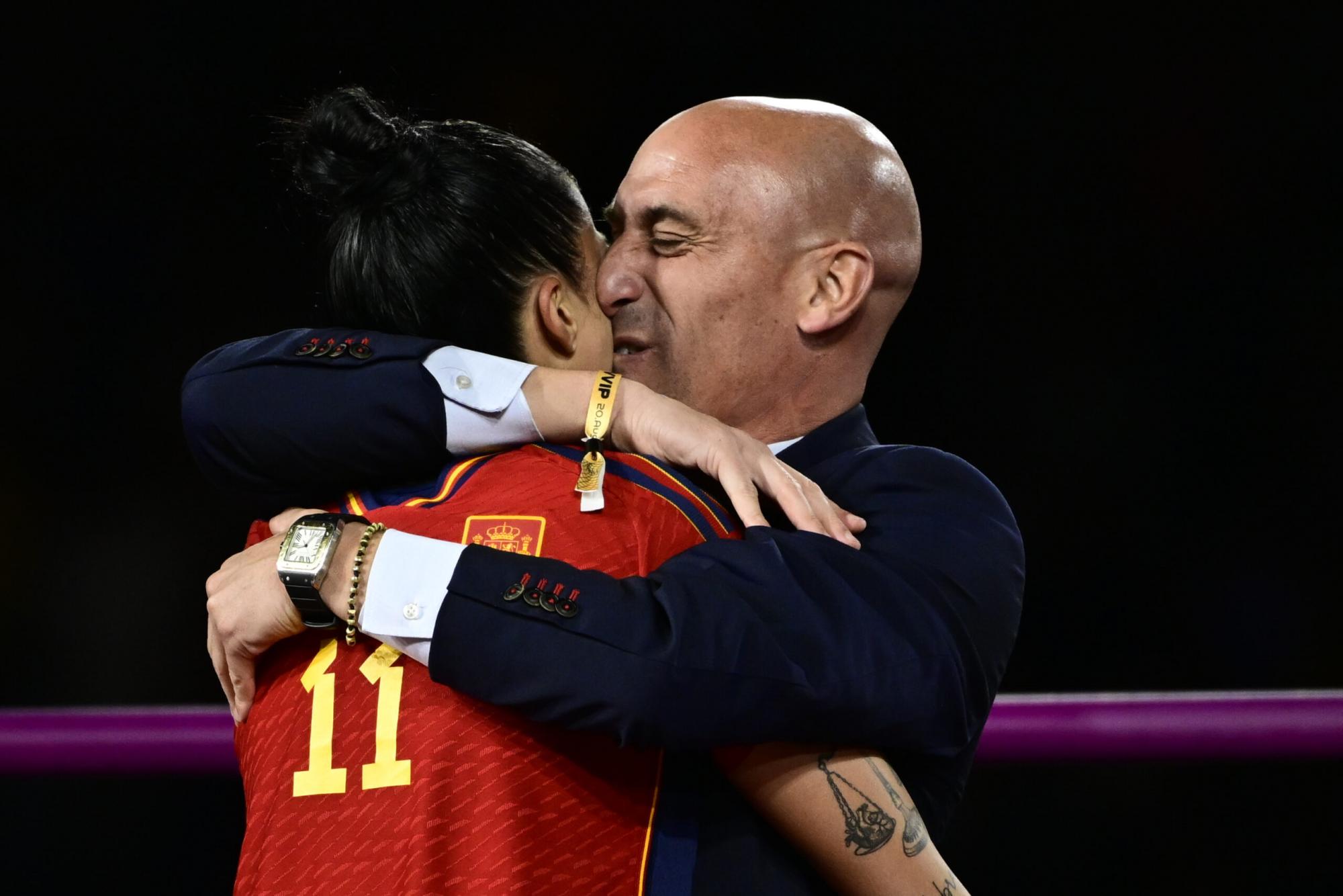 Rubiales abrazando a Jenni Hermoso durante la entrega de medallas.
