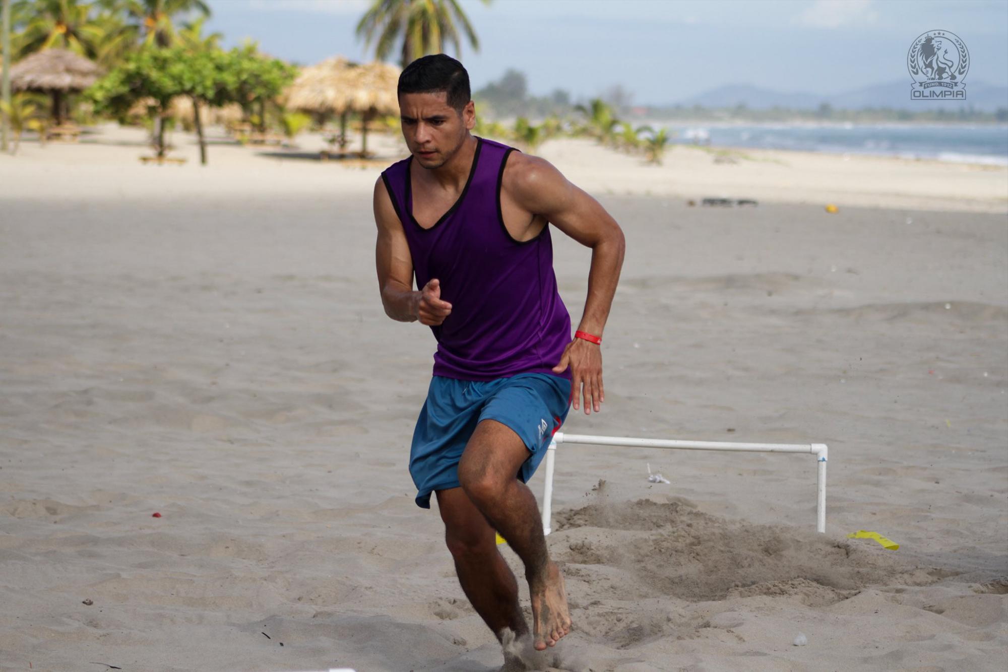 Carlos Pineda ha estado realizado pretemporada con Olimpia pese que aún no tiene contrato.