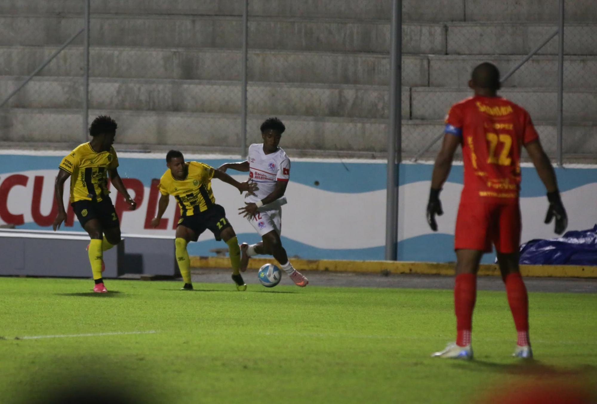 Olimpia se llevó el triunfo muy trabajado ante un Real España que no se achicó en el estadio Nacional Chelato Uclés