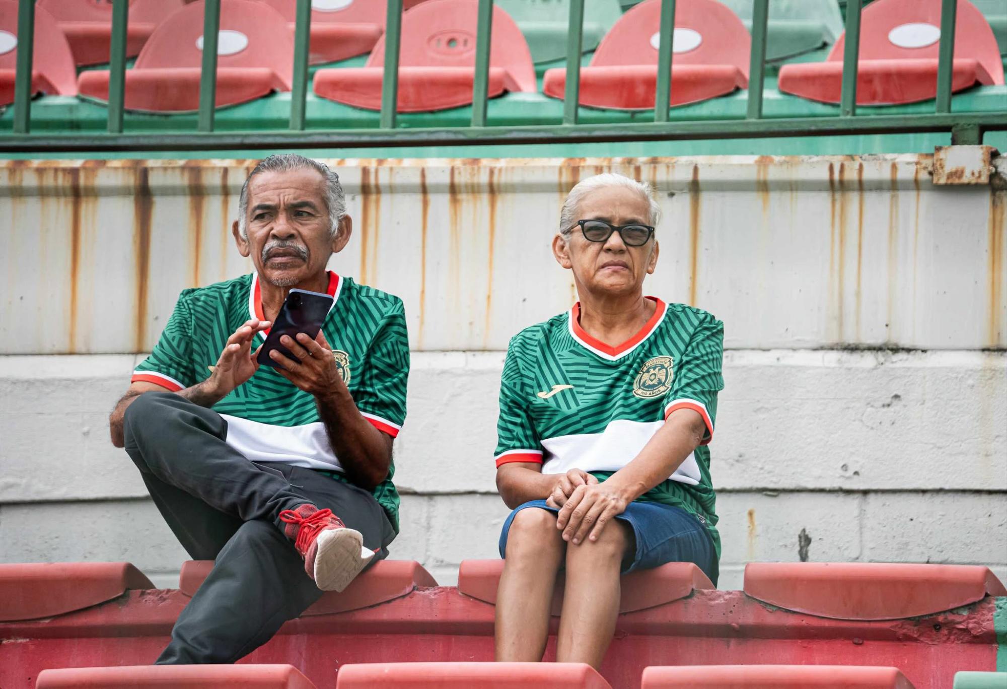 Los hermanos verdolagas llegan para mantener su apoyo al Monstruo y con la nueva camisa del centenario. Foto Mauricio Ayala.