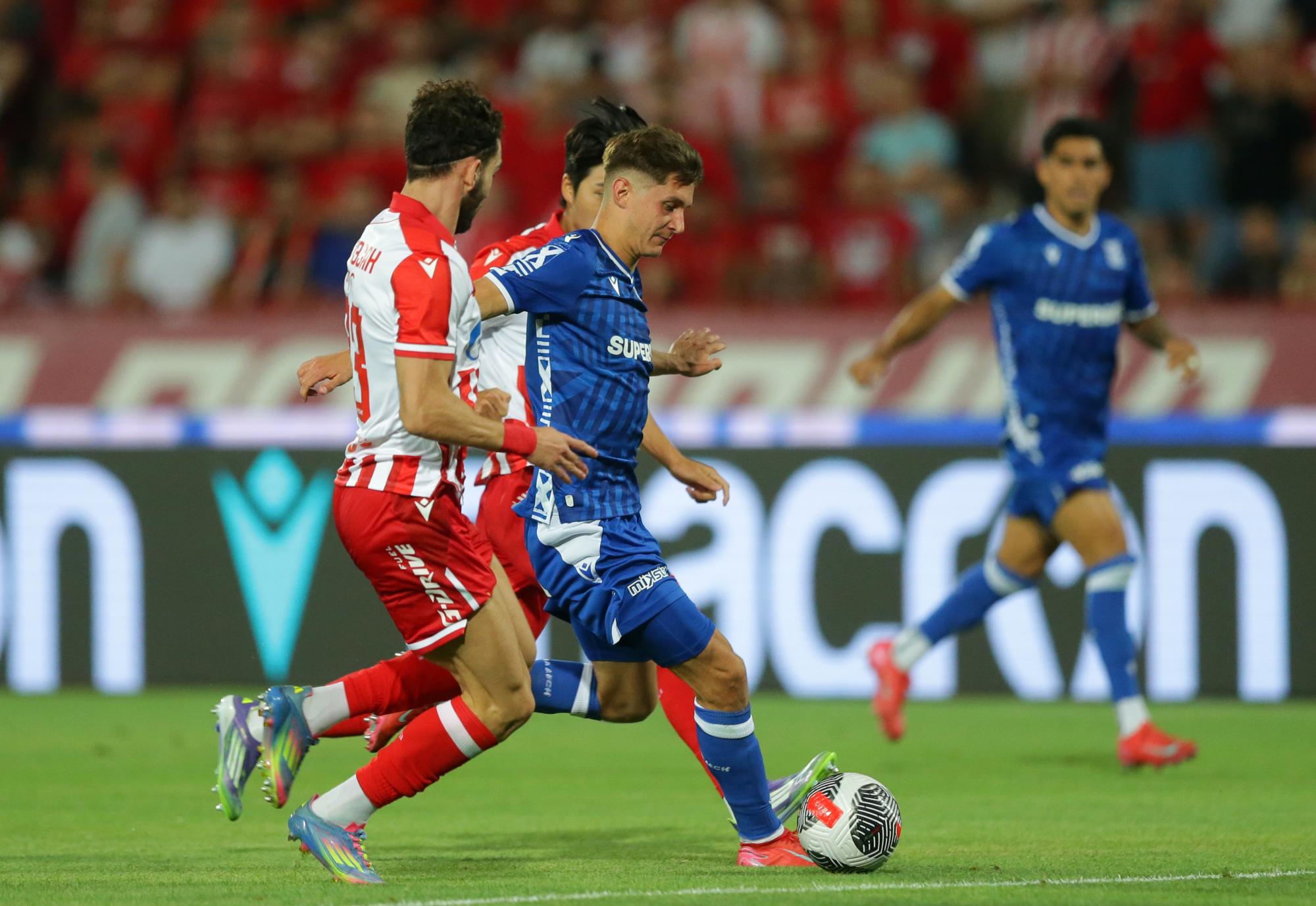 Leo Bengtsson y Nayair Tiknizyan en pleno duelo, al fondo sigue la jugada Luis Palma. Foto EFE.