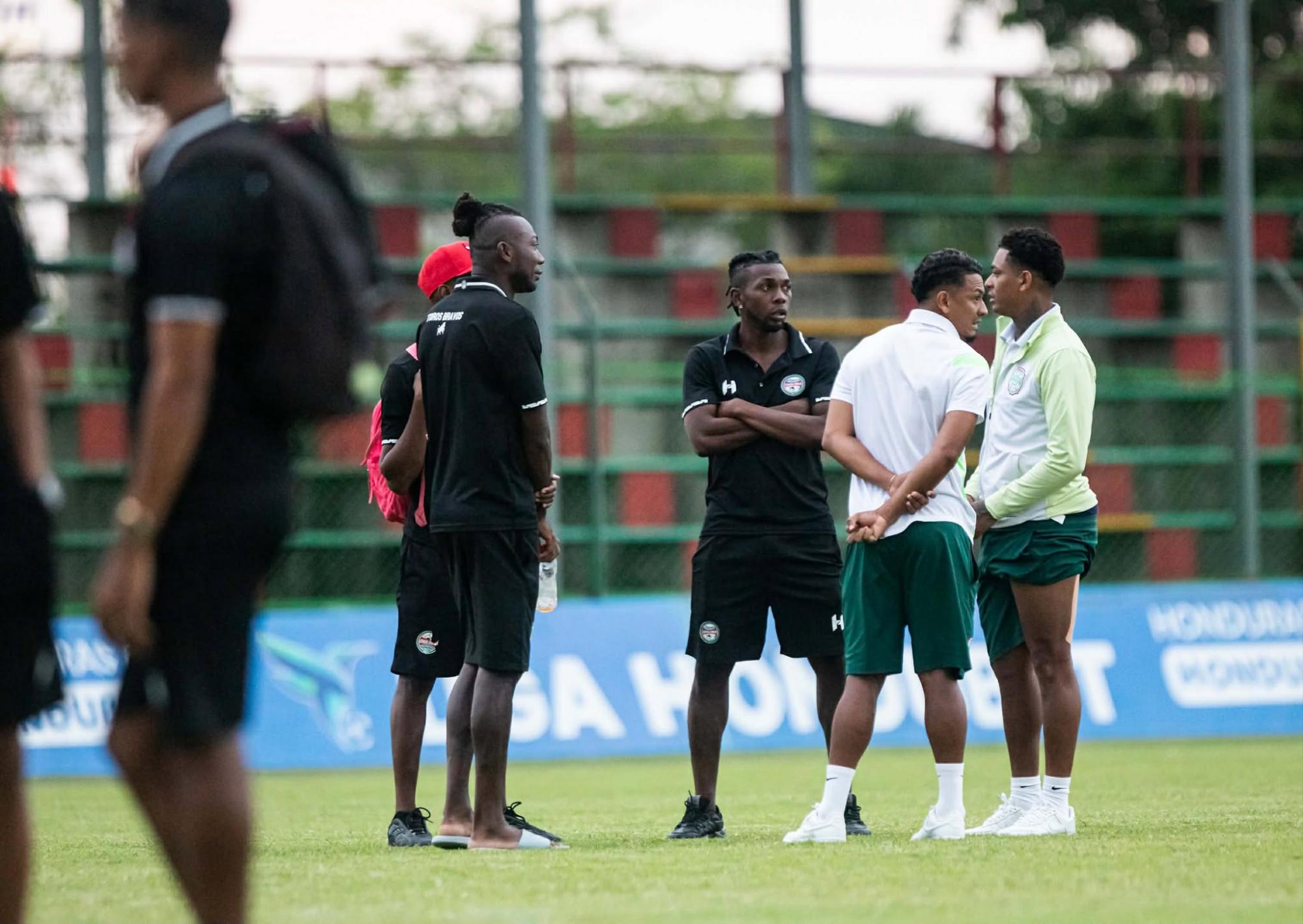 Los jugadores charlando y demostrando camaradería previo al inicio del duelo.
